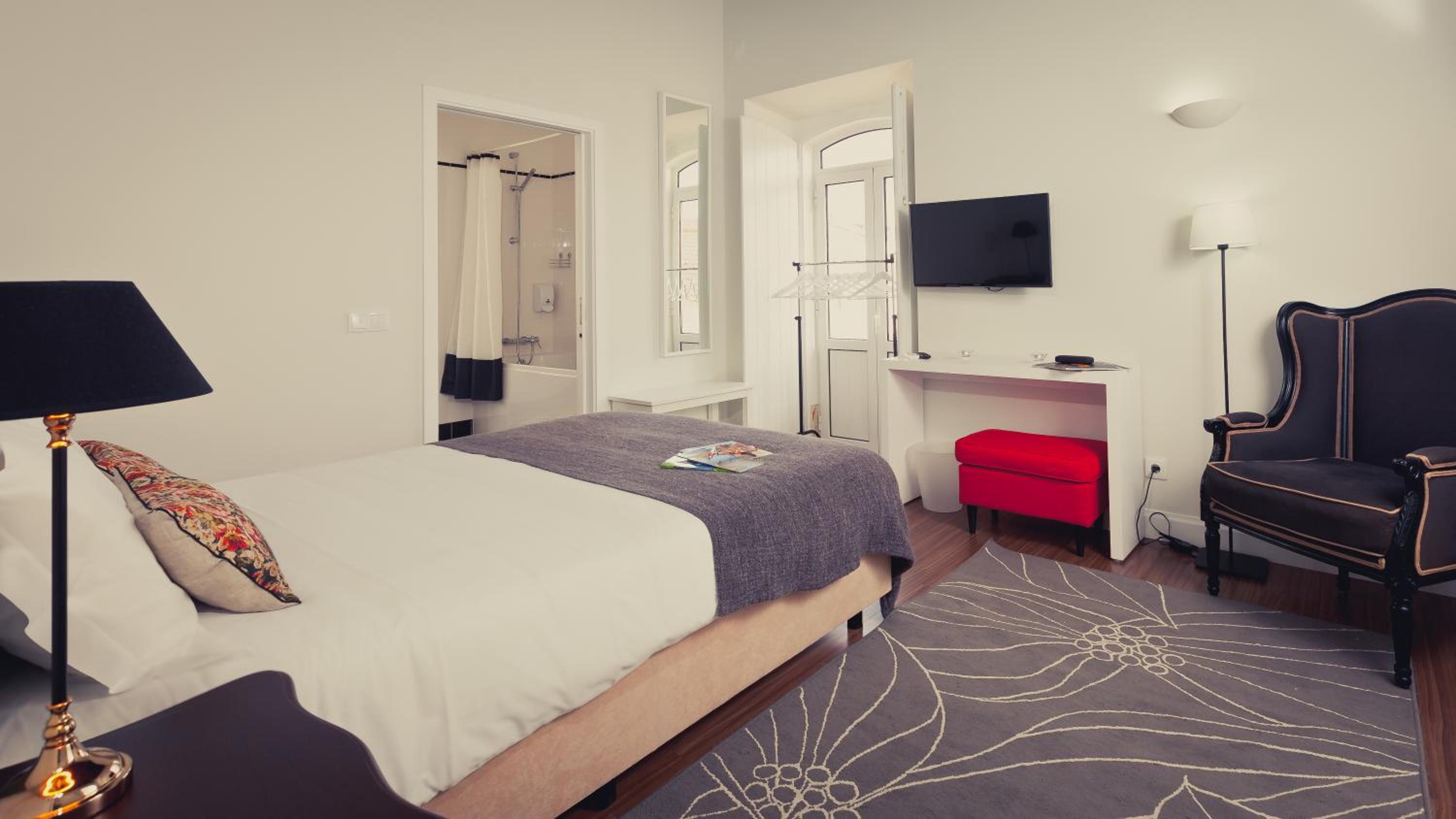 Suite - Photo 1