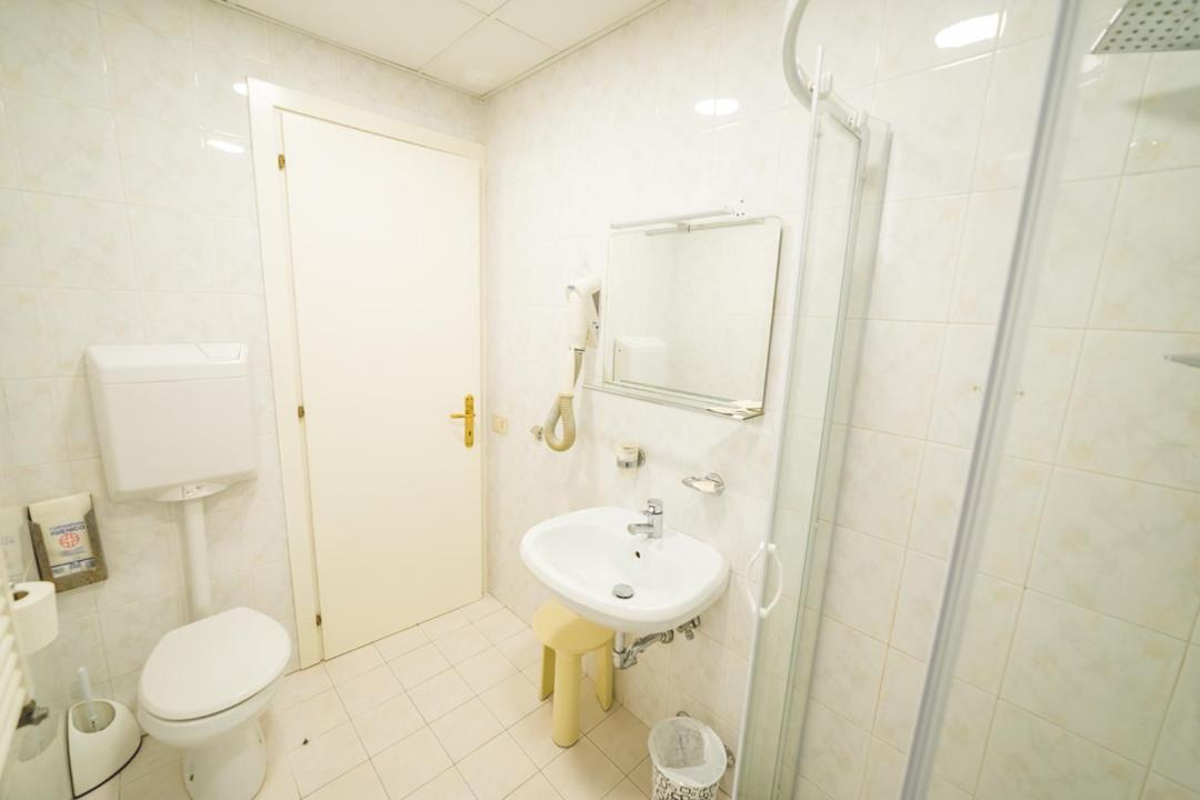 Triple Room - Photo 7