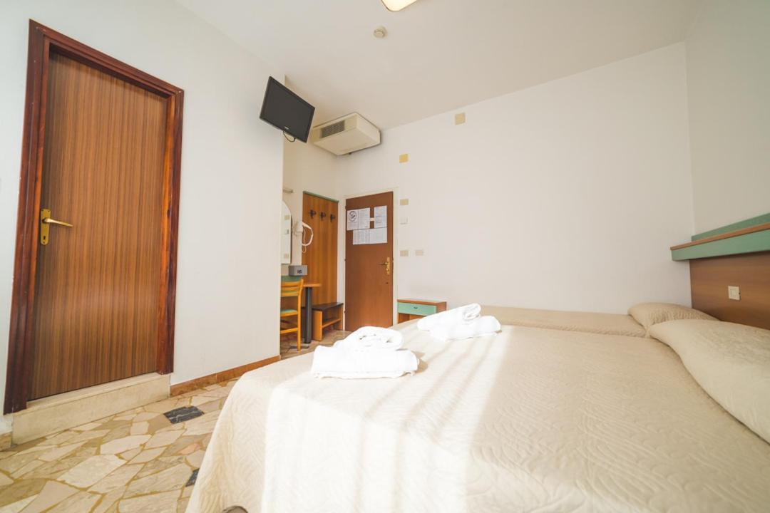 Triple Room - Photo 18