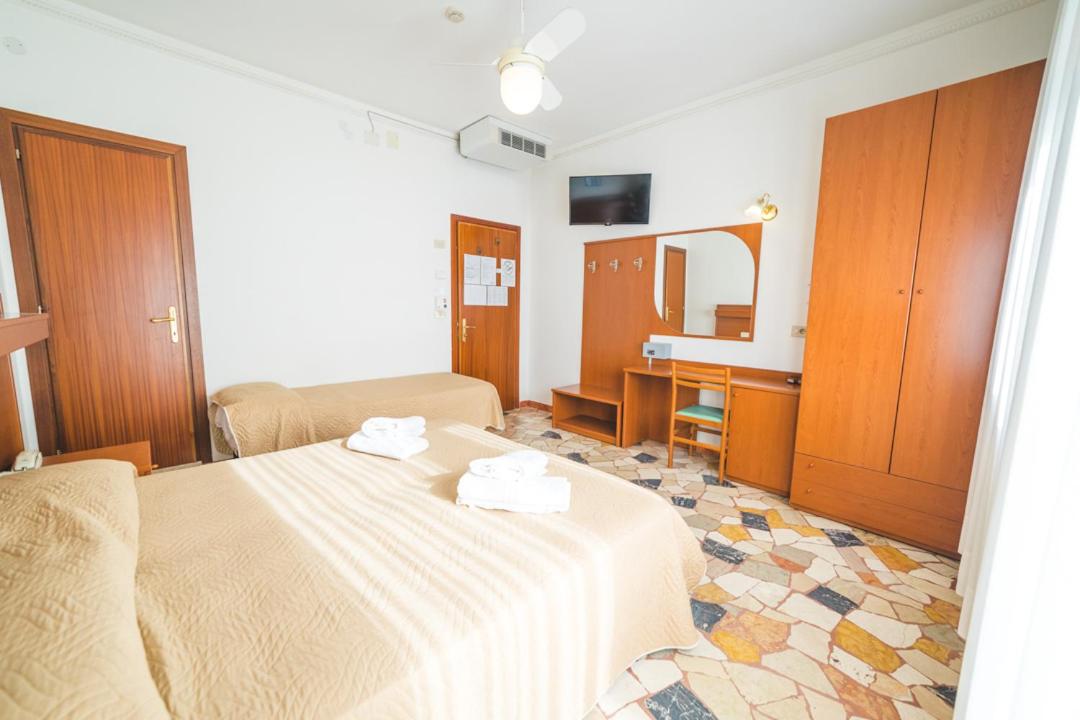 Triple Room - Photo 9