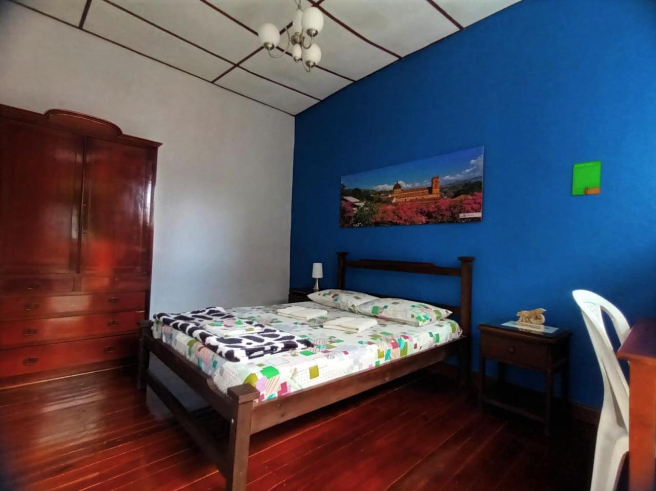 Six-Bedroom House photo 3