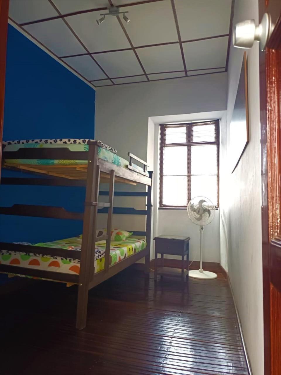 Six-Bedroom House photo 3