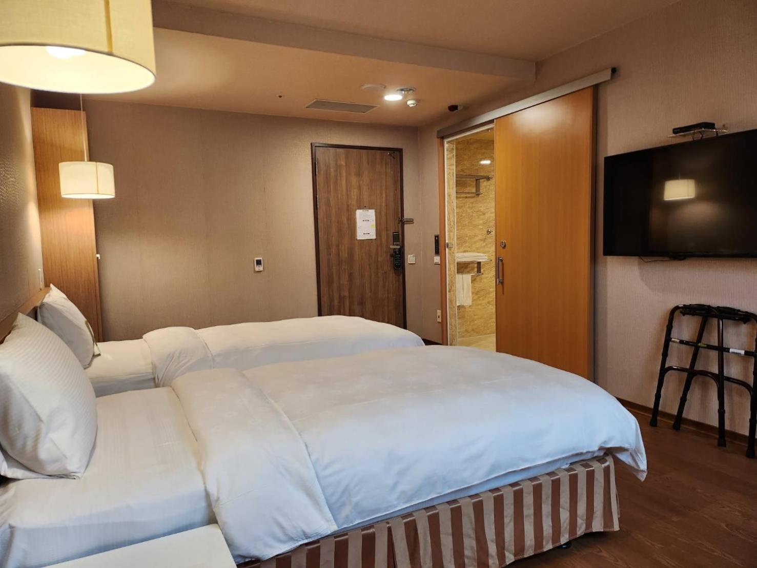 Twin Room - Disability Access photo 2