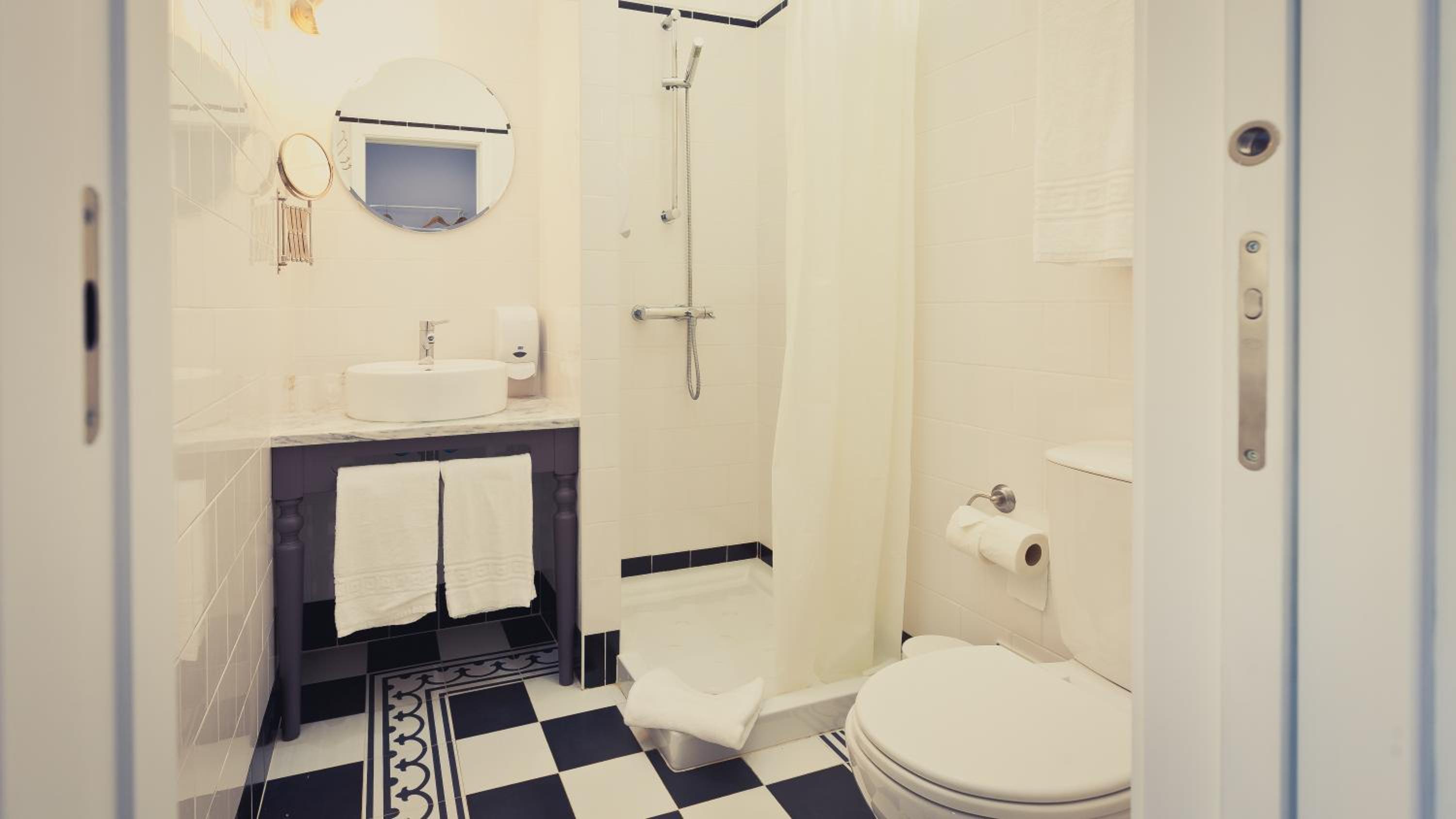 Twin Room - Photo 3