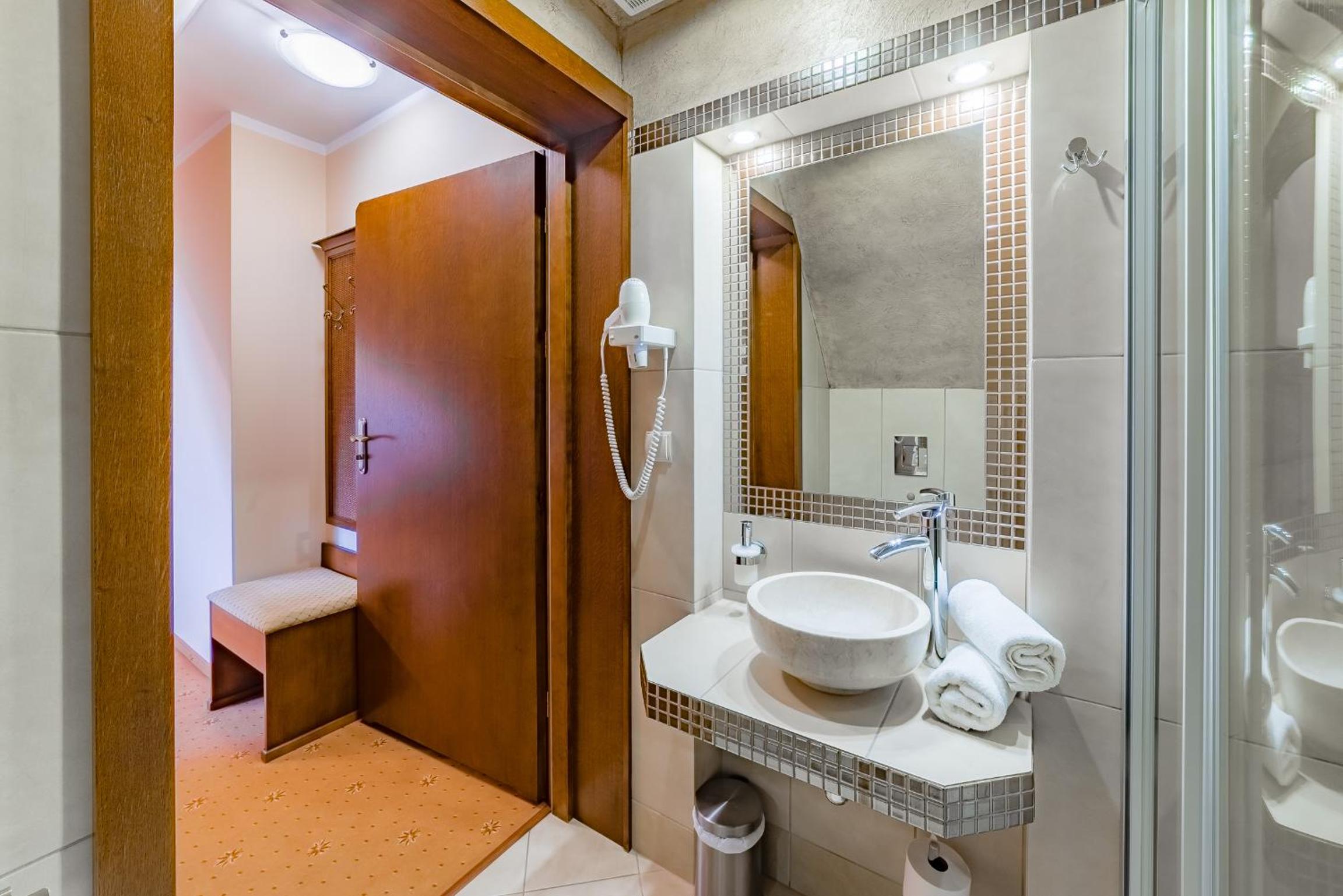 Economy Triple Room - Photo 3