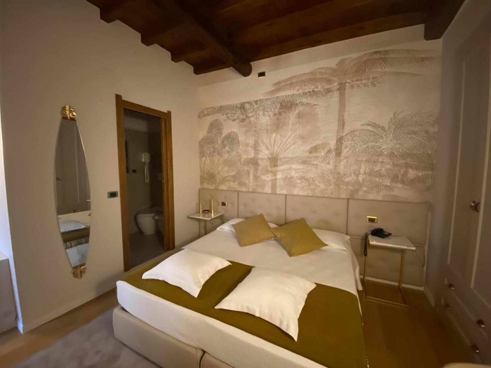 Small Double or Twin Room photo 3