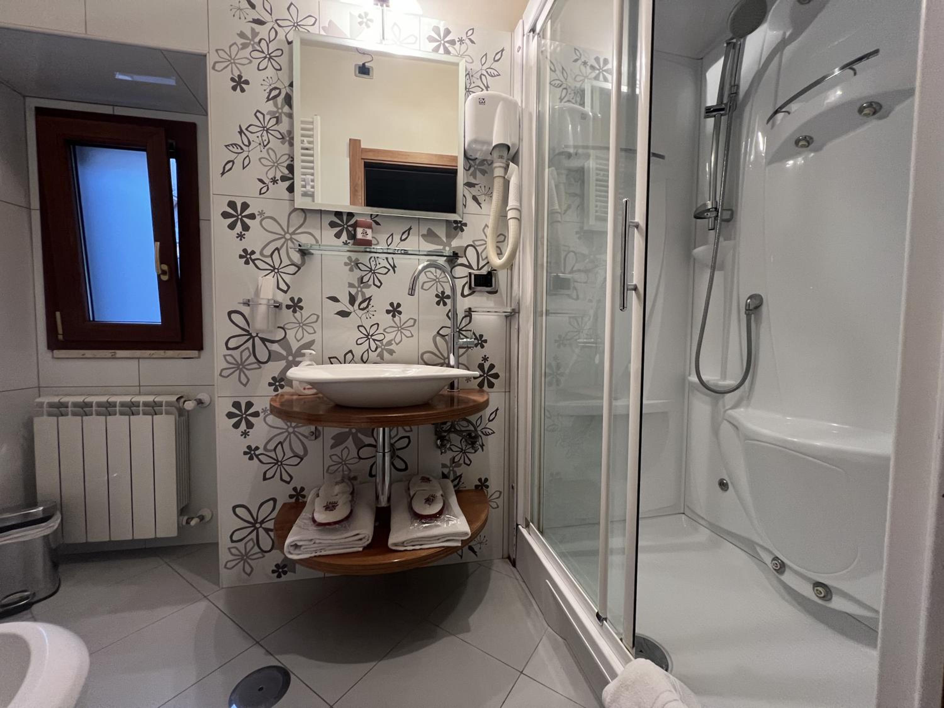 Double Room with Private Bathroom photo 3