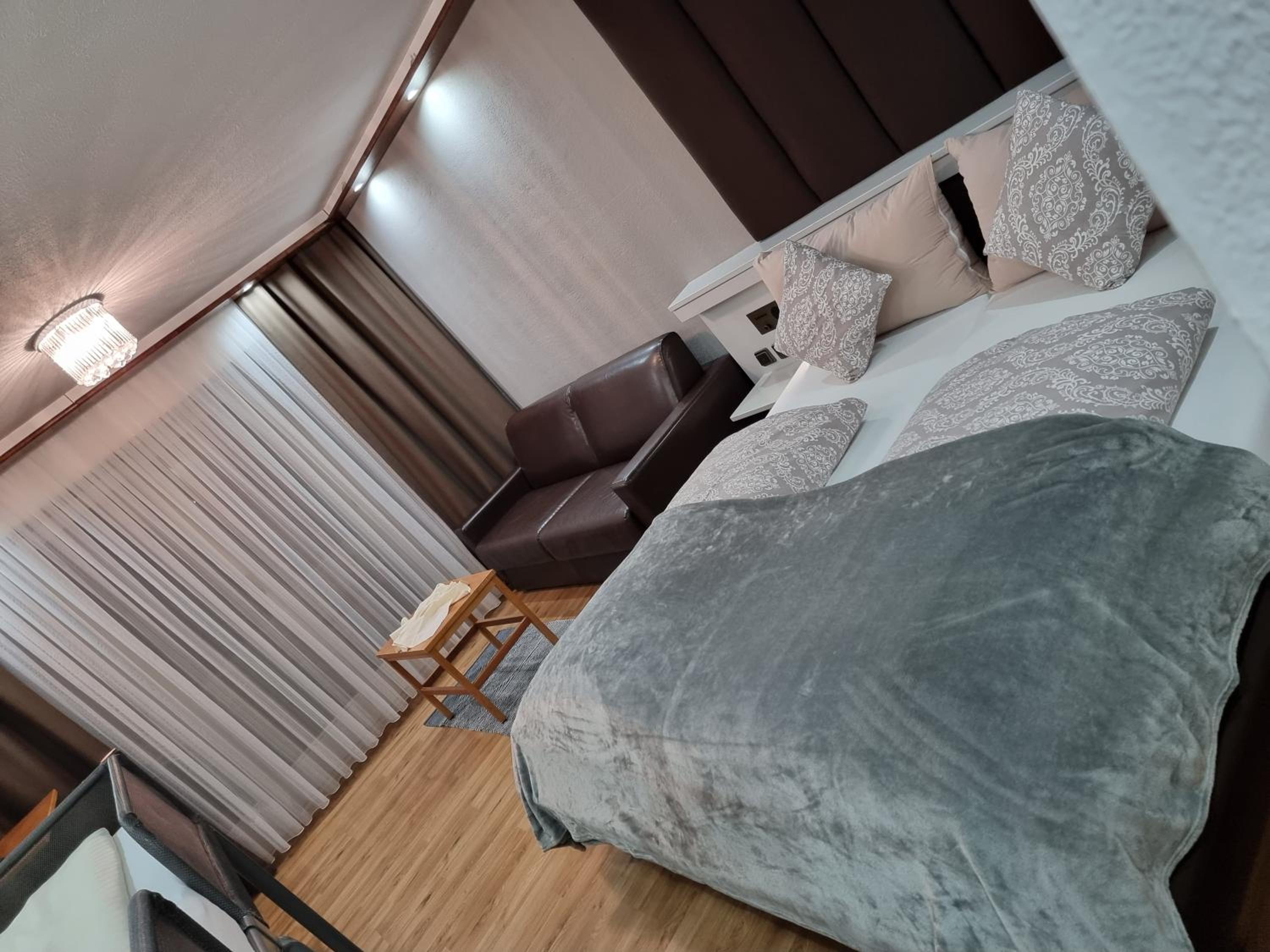 Double Room - Photo 6