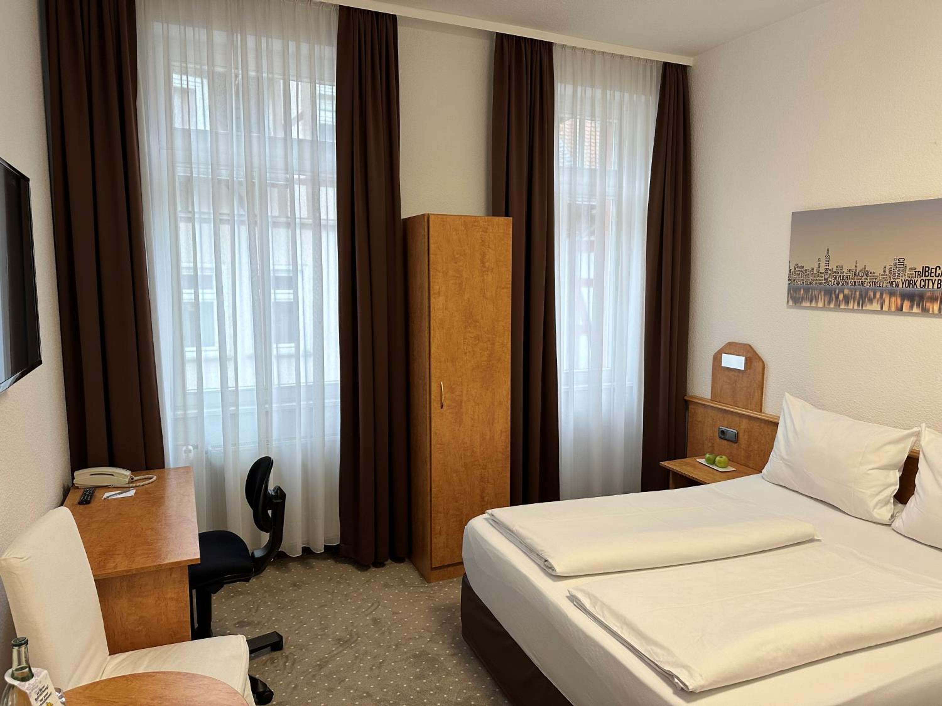 Standard Double Room - Photo 8