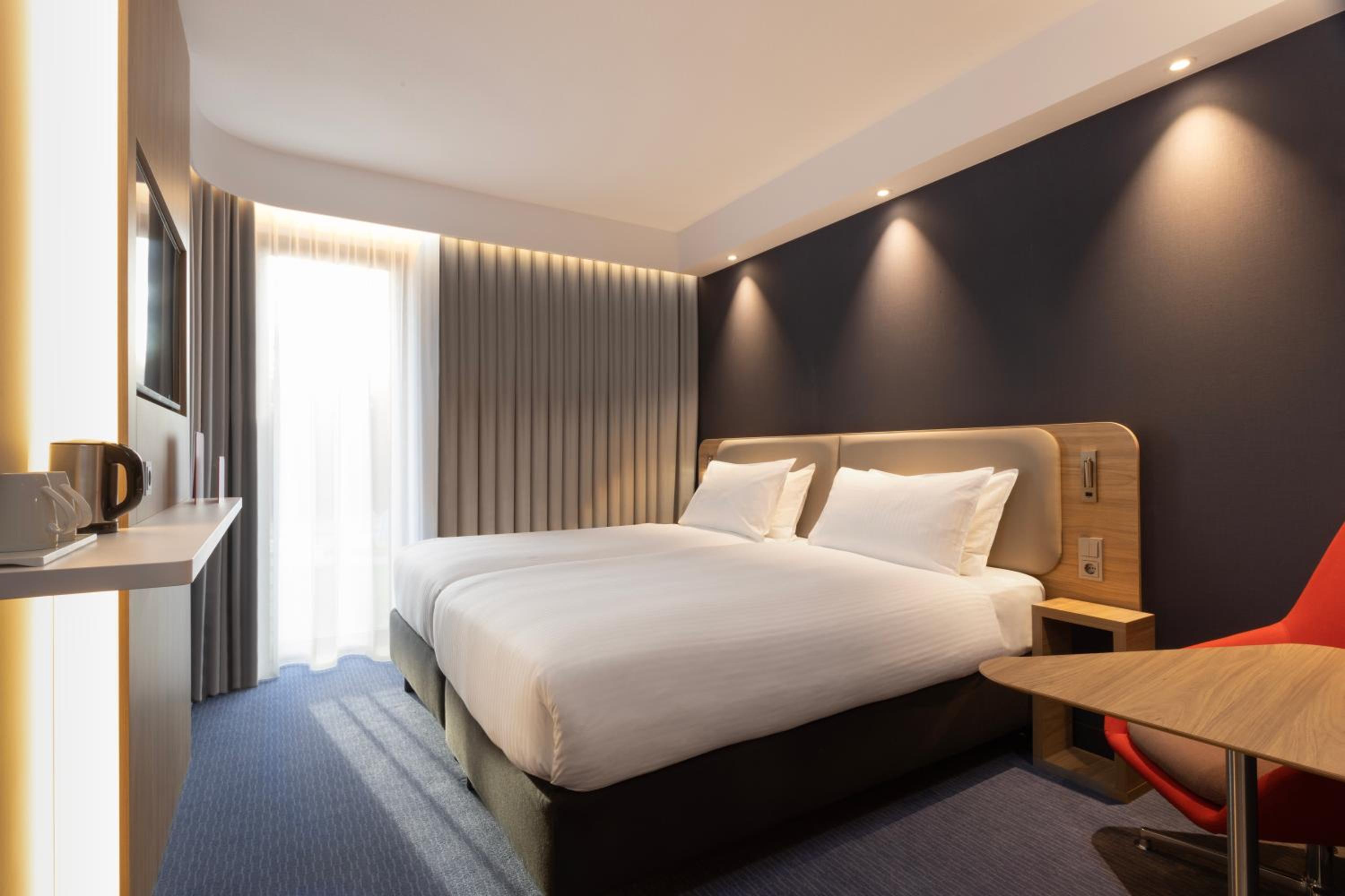 Standard Twin Room - Photo 1