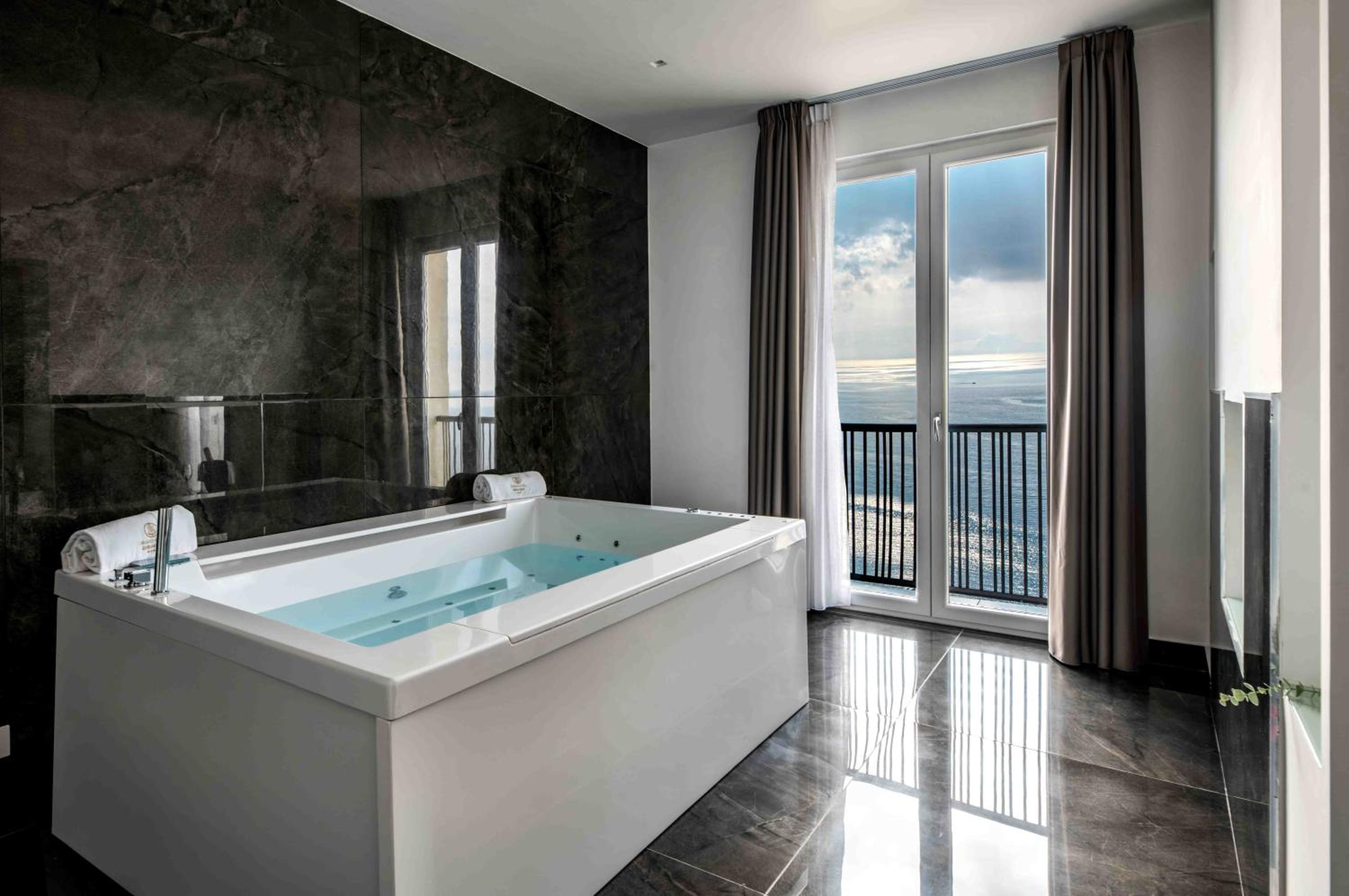 Suite with Spa Bath - Photo 8