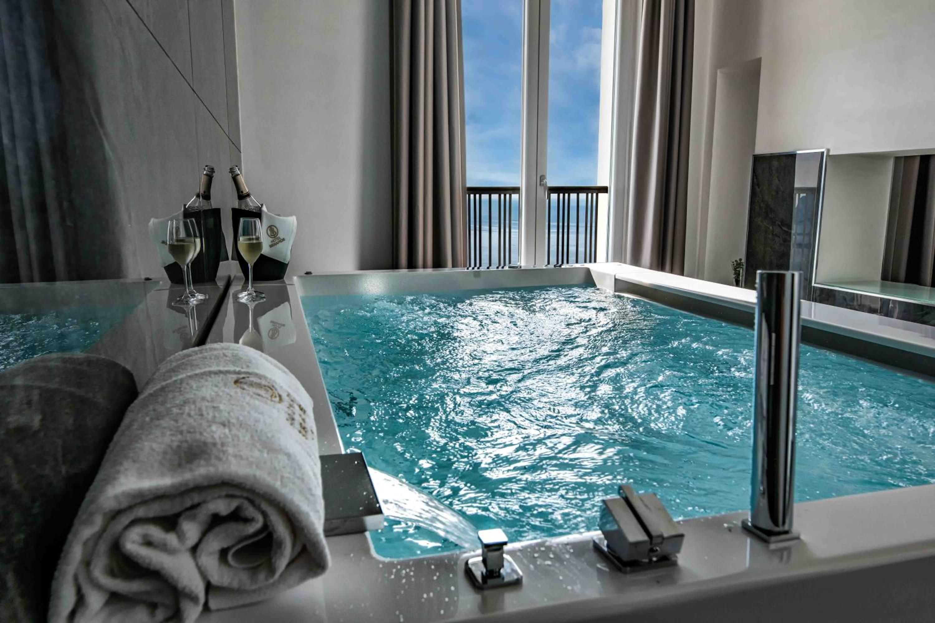 Suite with Spa Bath - Photo 9