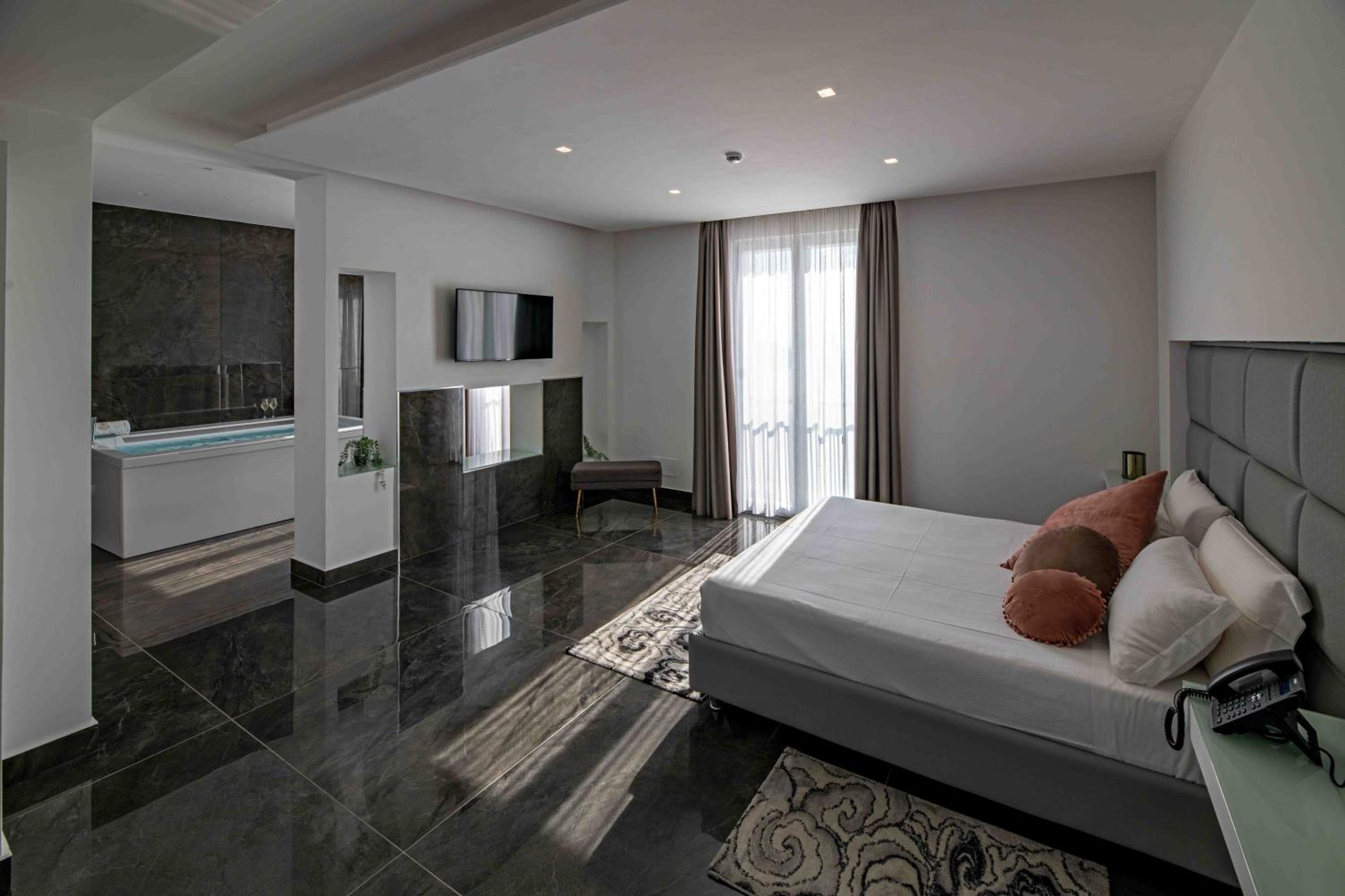 Suite with Spa Bath - Photo 5