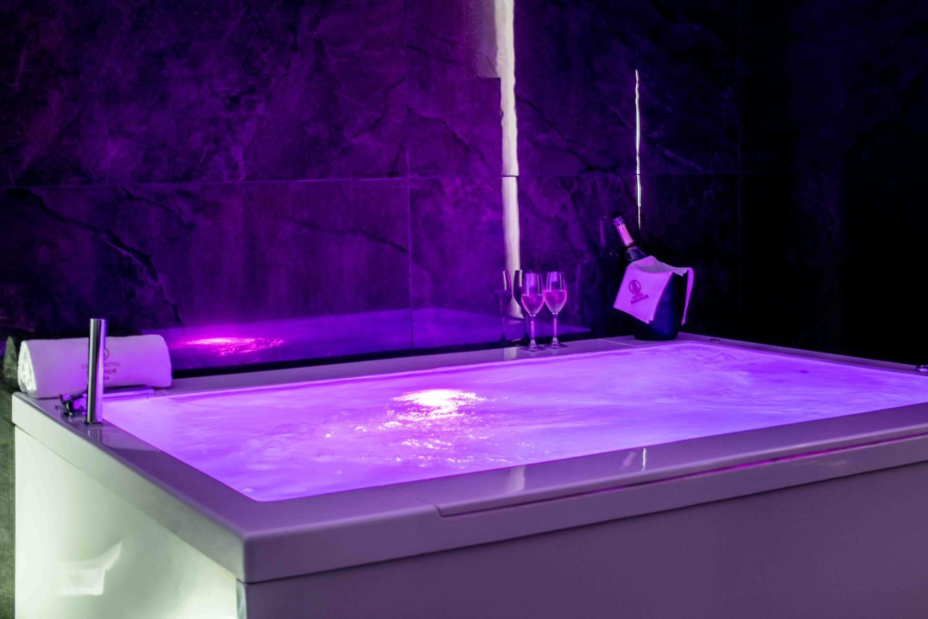 Suite with Spa Bath - Photo 6