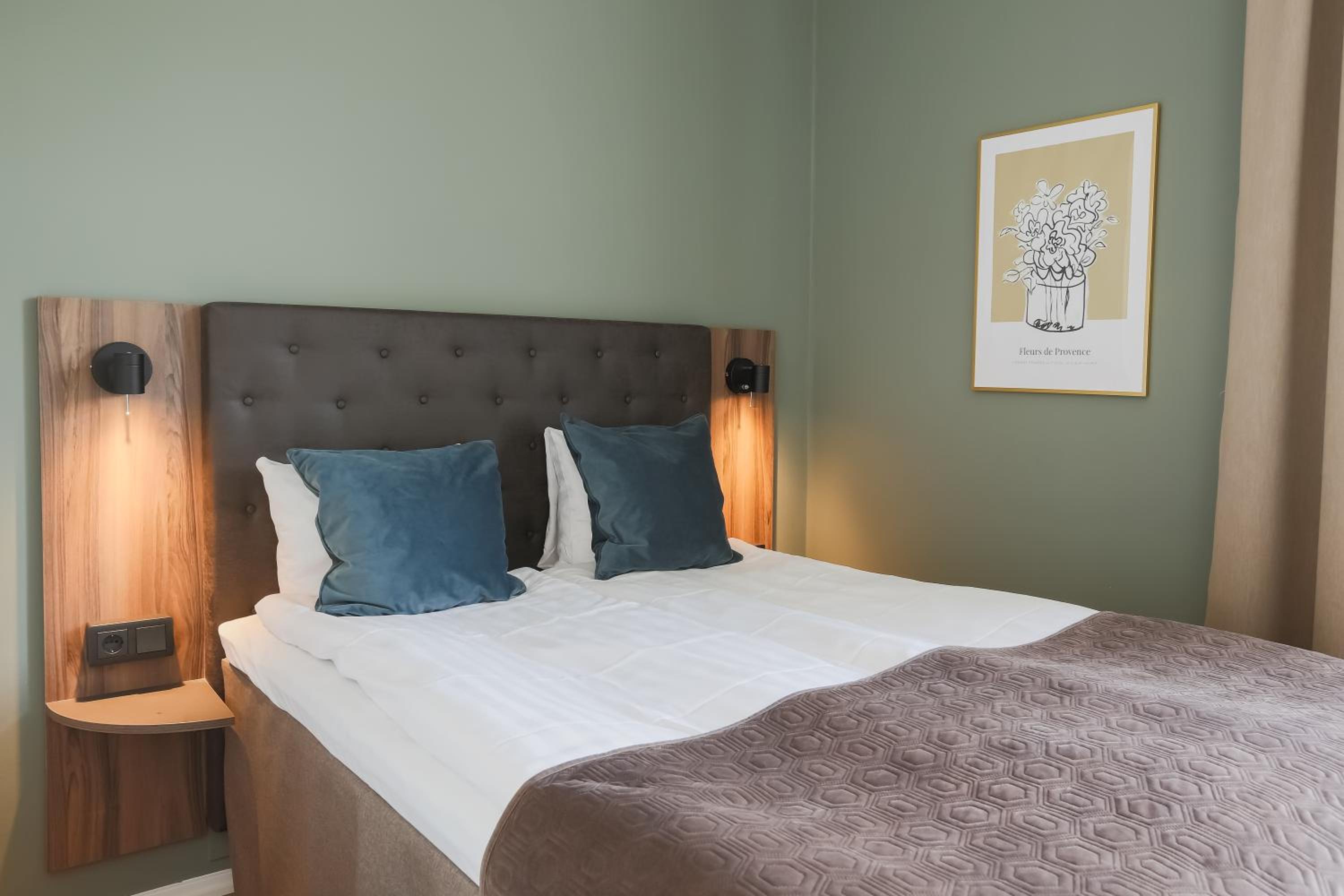 Compact Double Room (55 in bed) - Photo 1