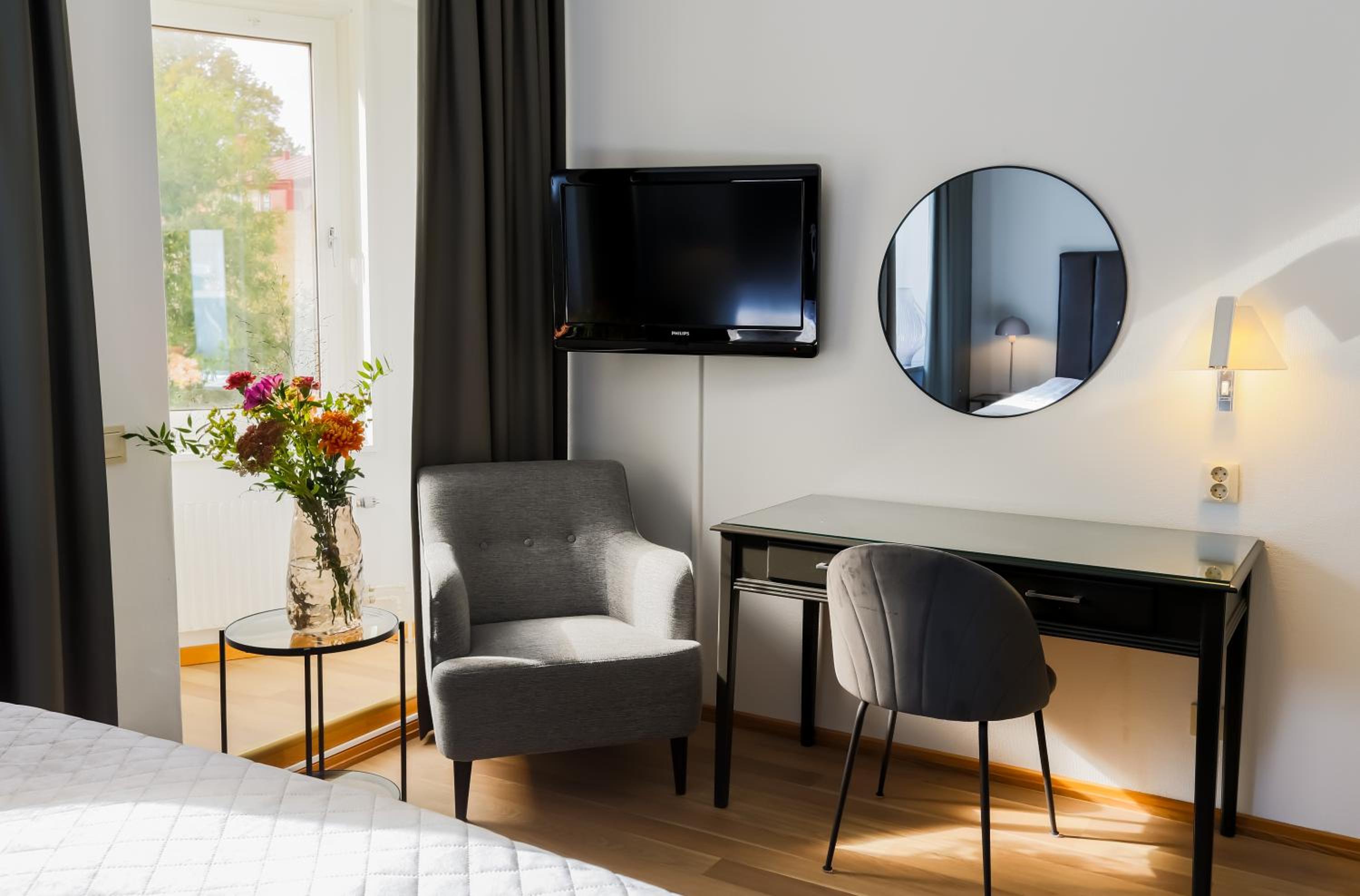 Standard Double or Twin Room - Photo 8