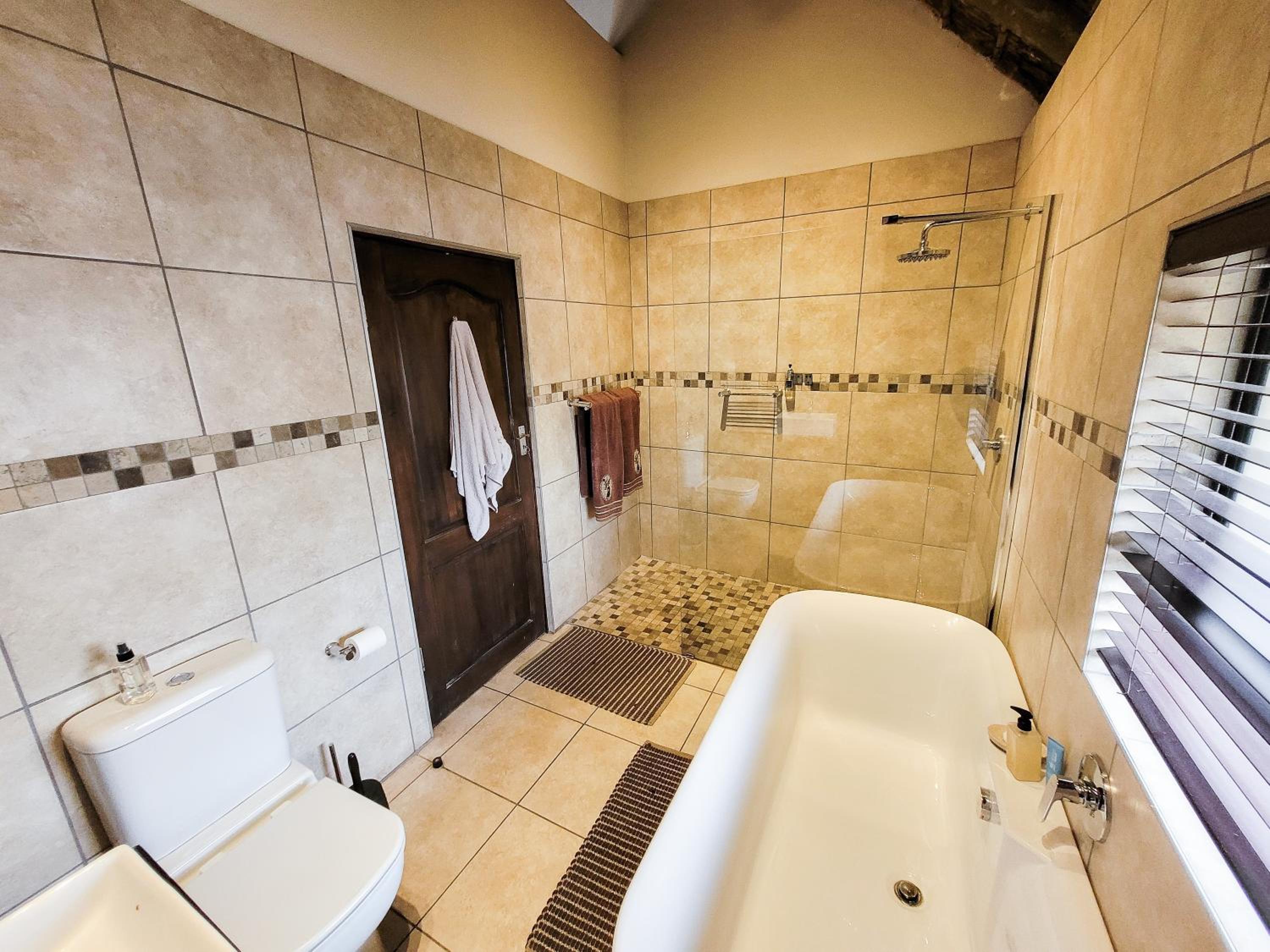 Standard Double or Twin Room - Photo 9