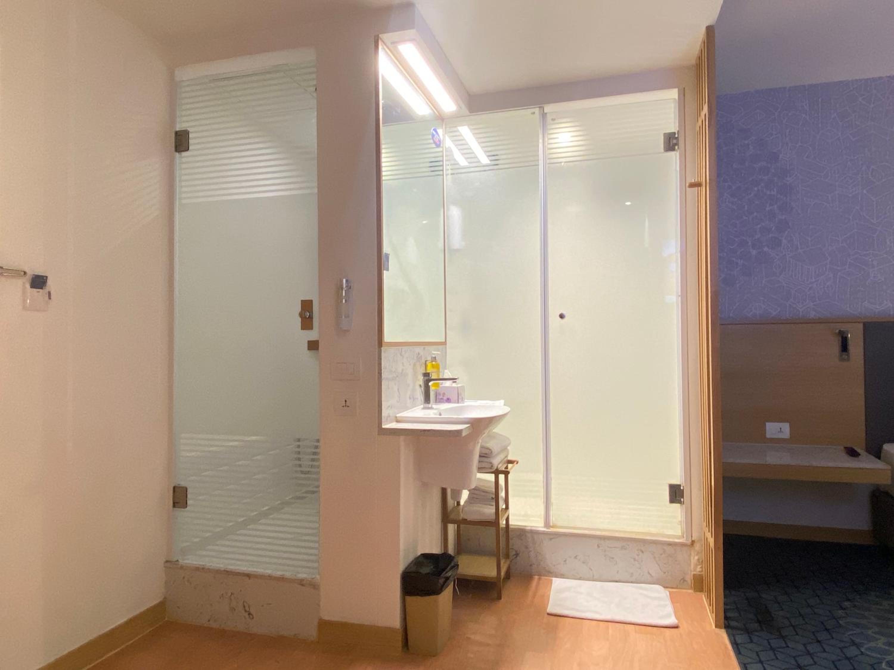 Queen Suite with Laundromat(self service) , Laundry Discount 10%, Complimentary Early Check-in from 1:00 pm & Complimentary Late Check-out by 2:00 pm (subject to availability)     photo 2