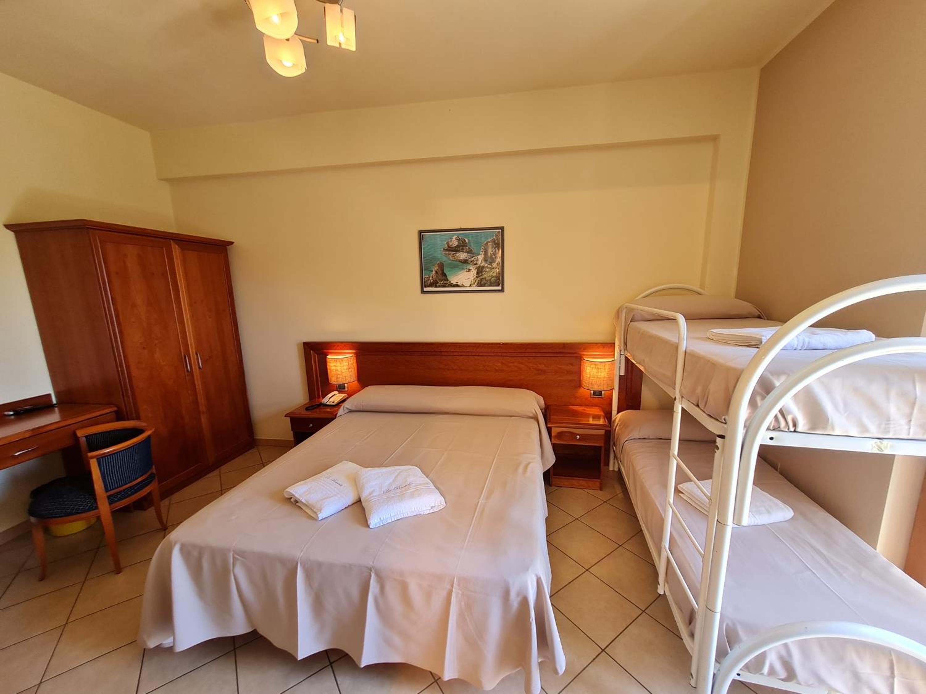 Standard Quadruple Room - Photo 1