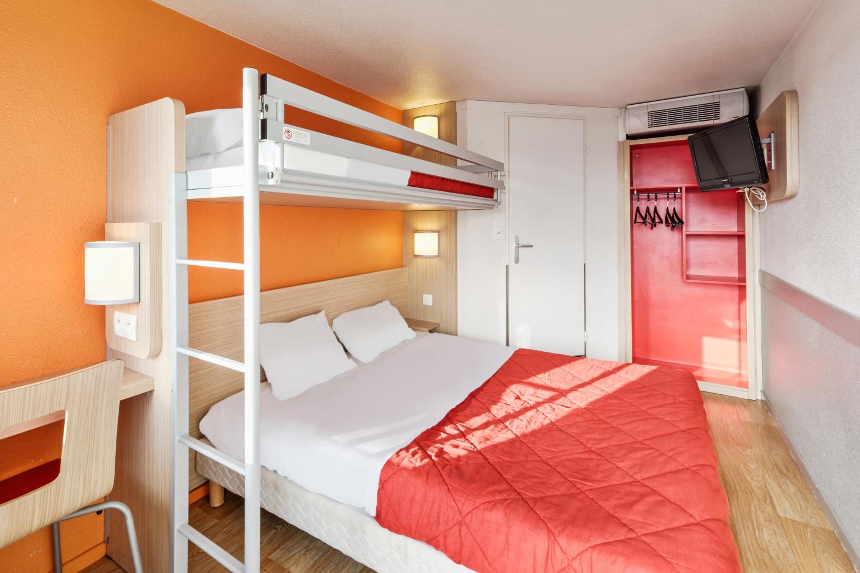 Triple Room (1 Double Bed + 1 Single Bed) - Photo 1