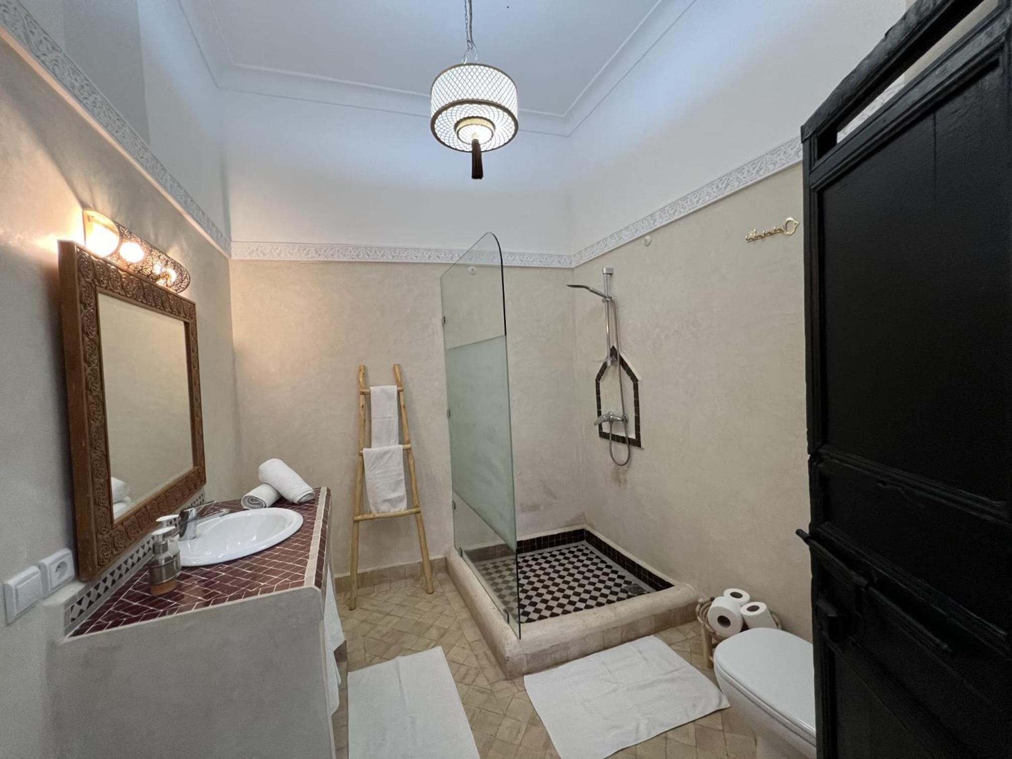 Deluxe King Suite - Photo 8