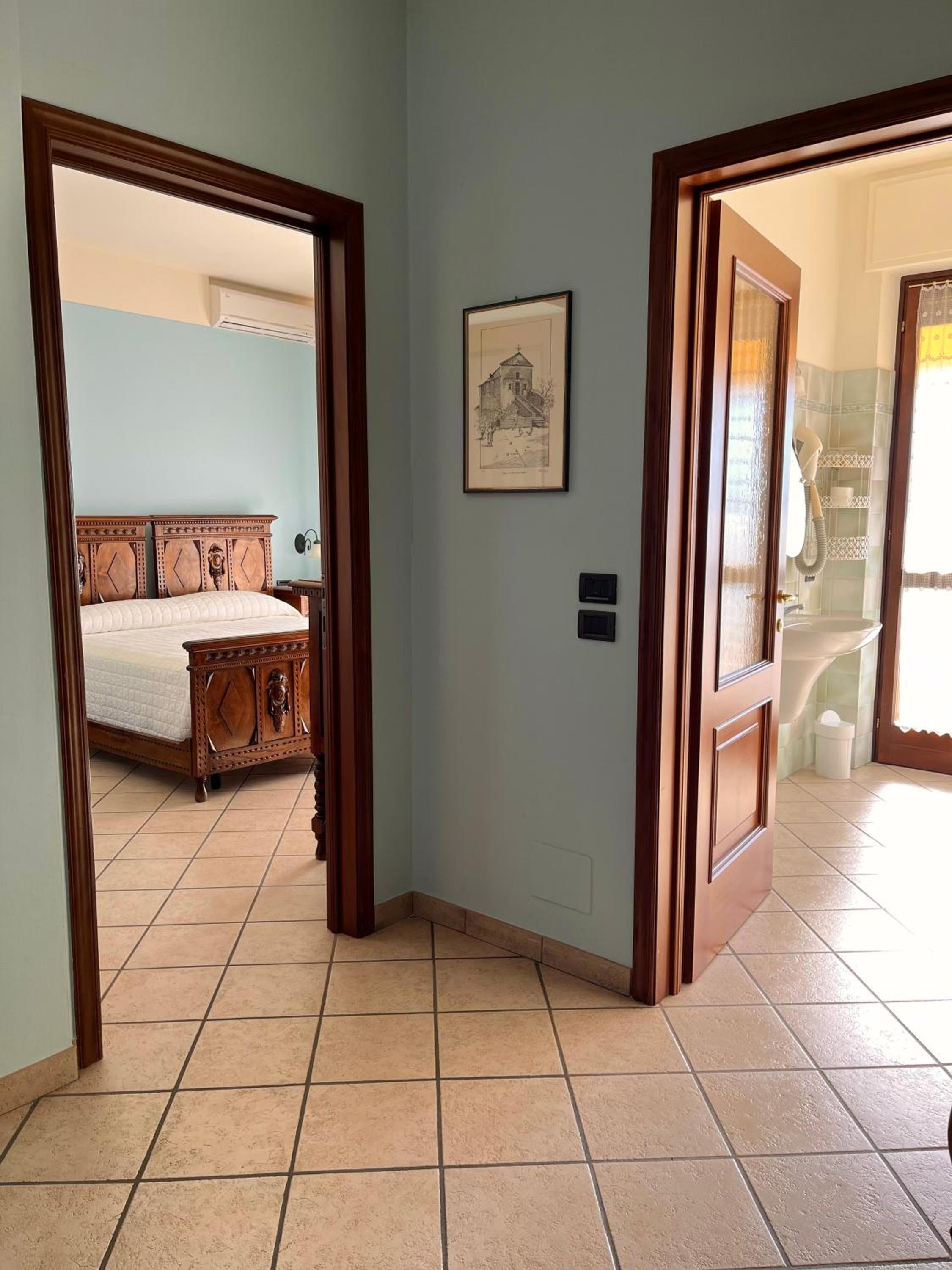 Double Room with Balcony - Photo 9