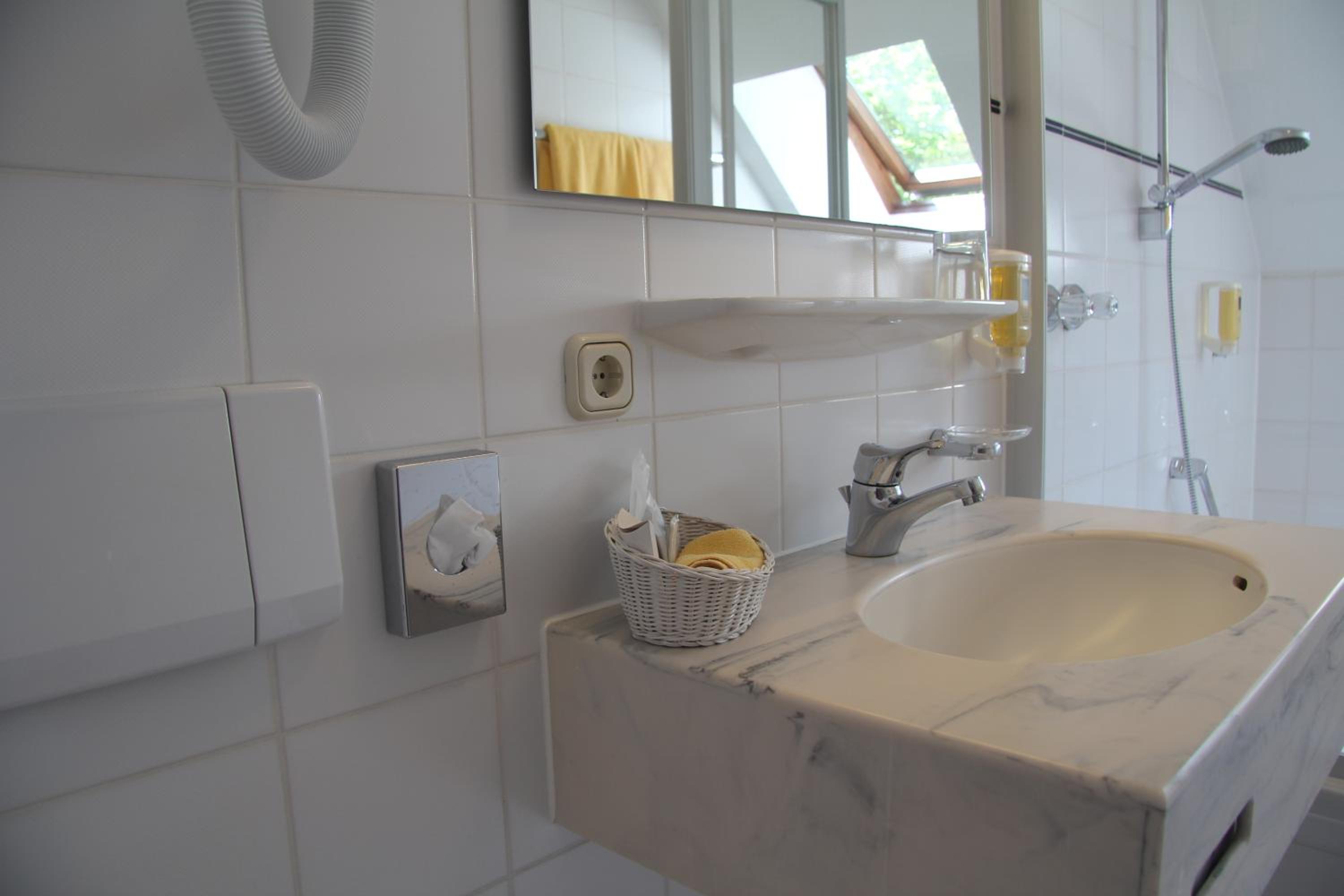 Standard Double Room - Photo 7