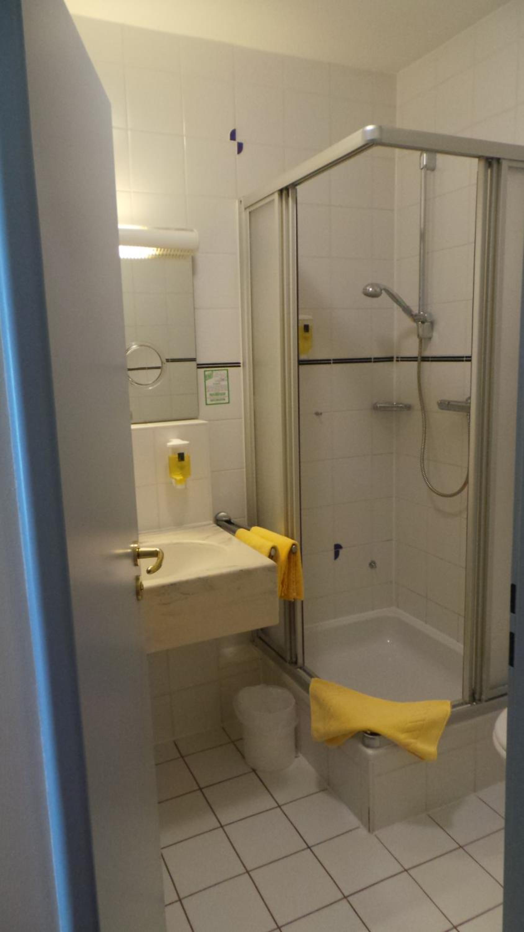 Standard Double Room - Photo 5