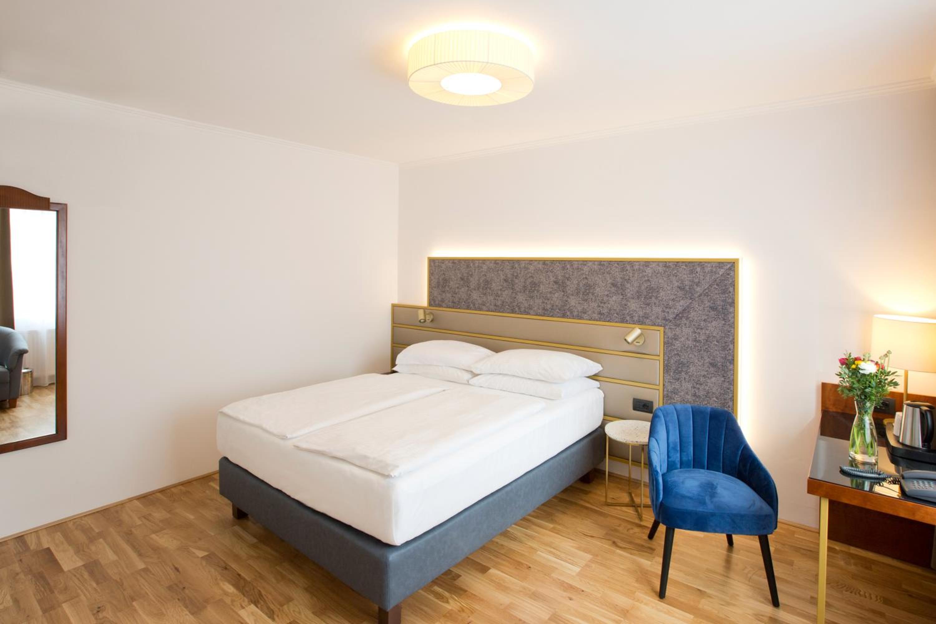 Deluxe Room - Double or Twin thumbnail 5
