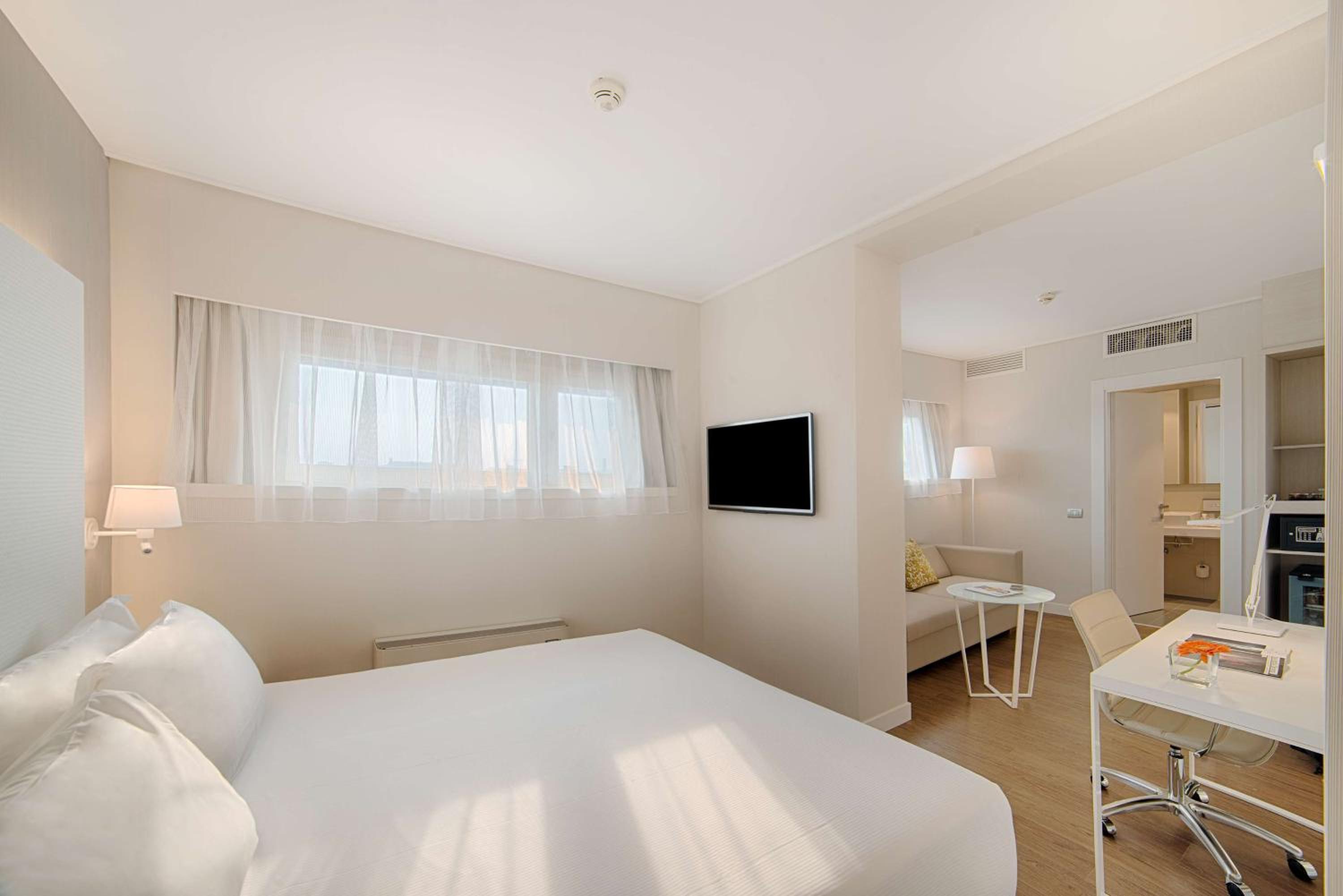 Suite - Photo 1
