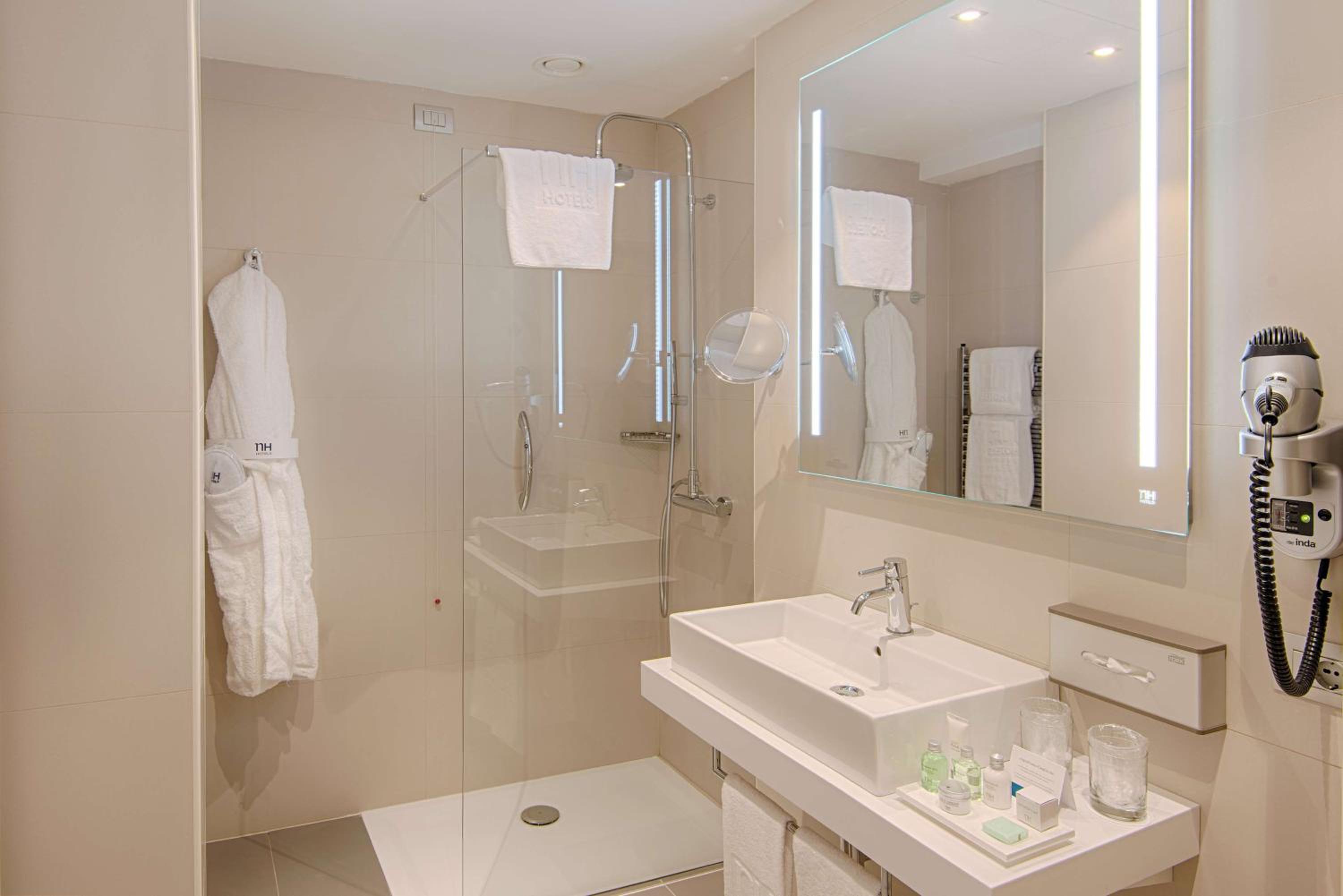Standard Double or Twin Room - Photo 5