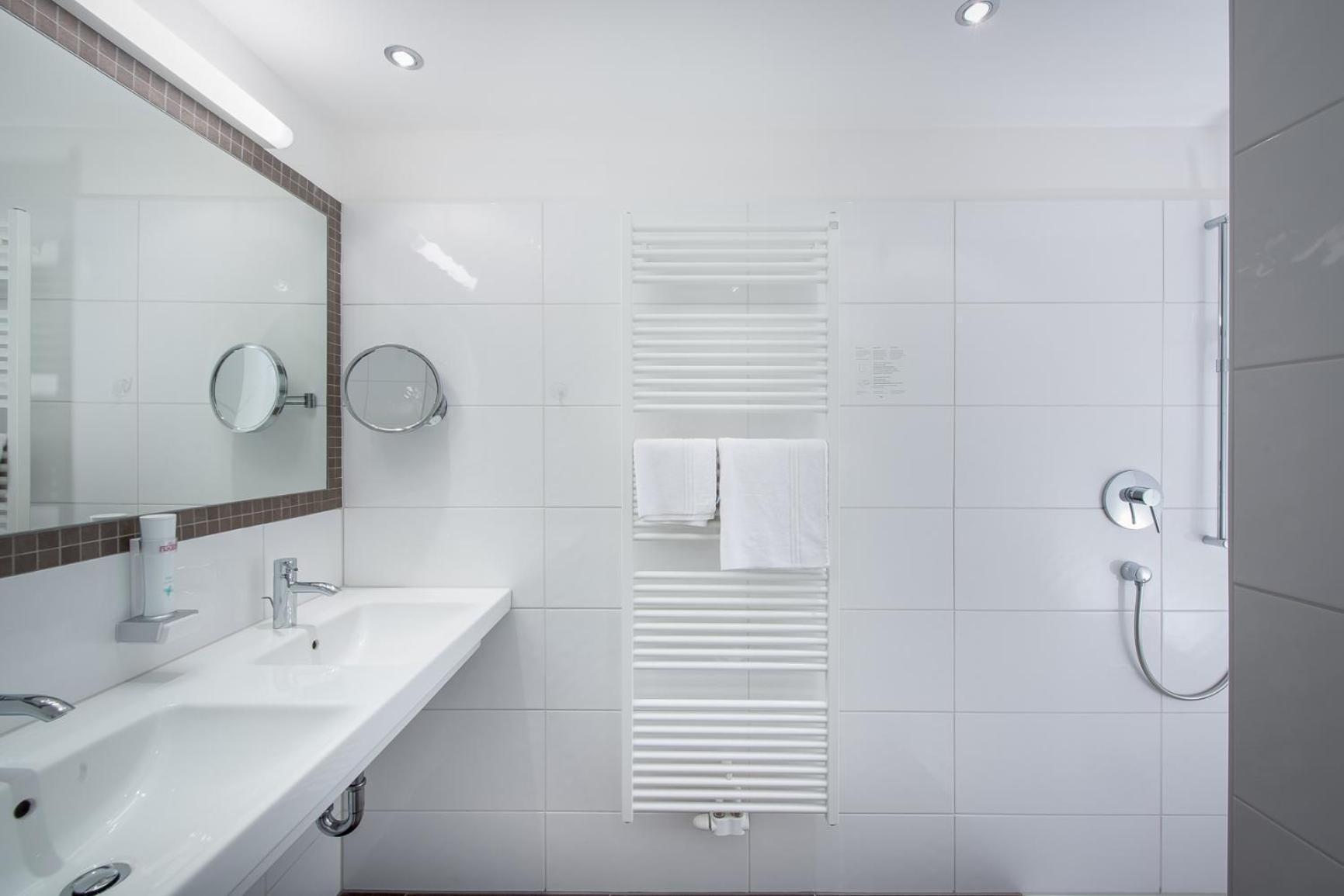 Double Room with Balcony - Photo 8