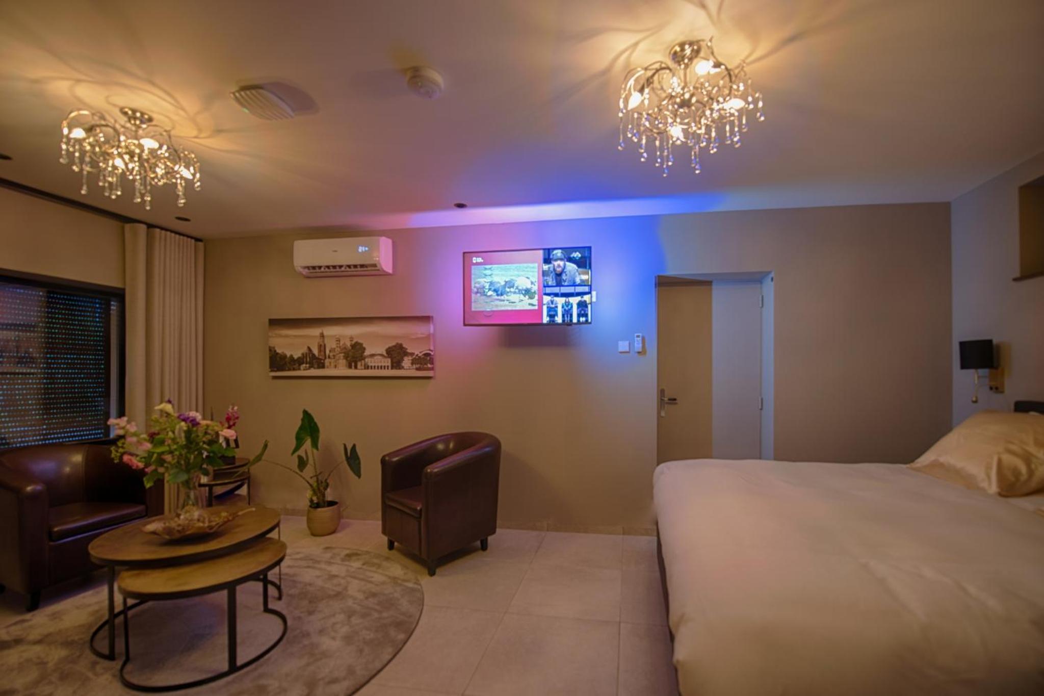 Deluxe King Room photo 1