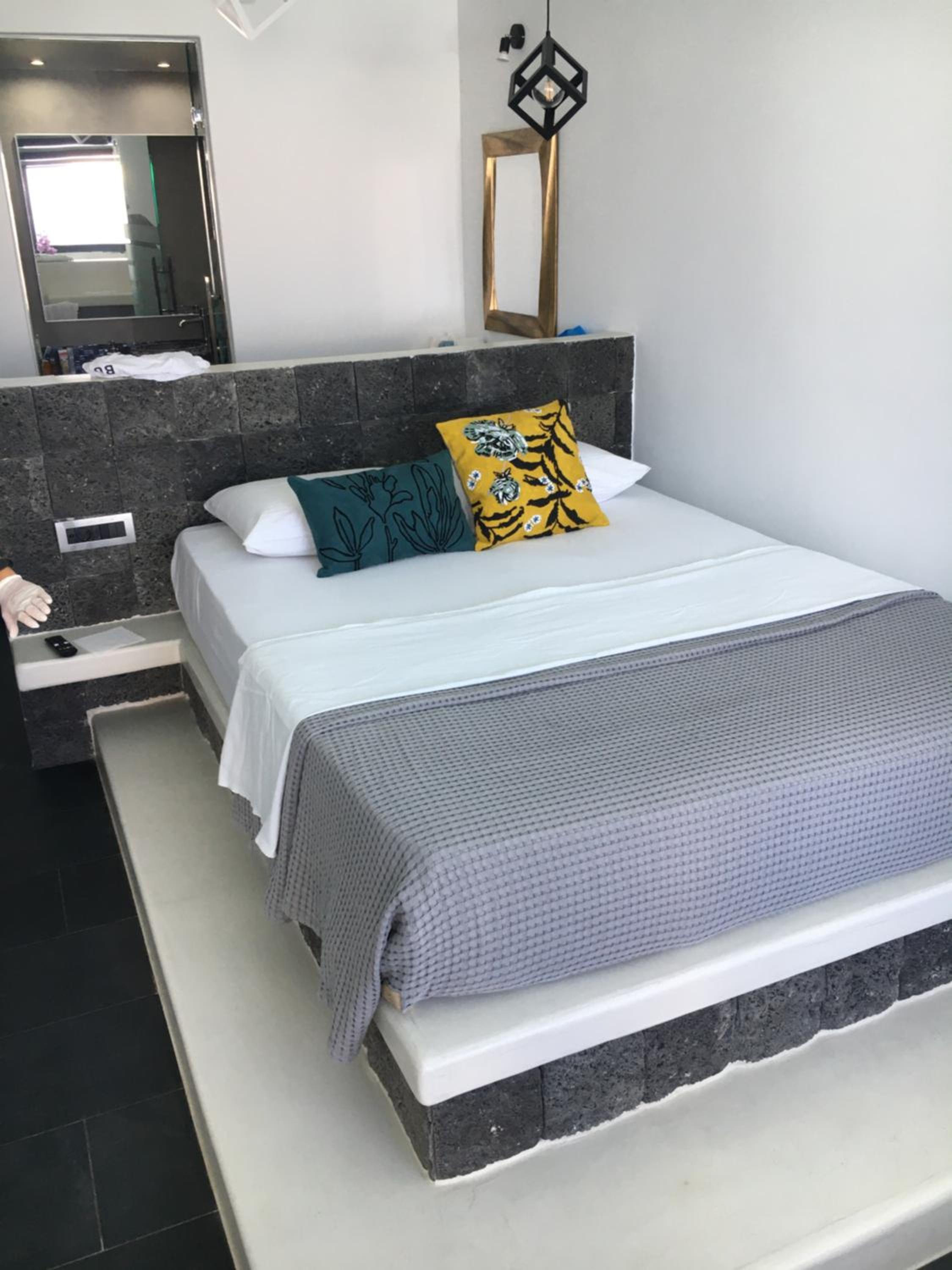 Deluxe Cave Suite with outdoor Hot Tub and Caldera View