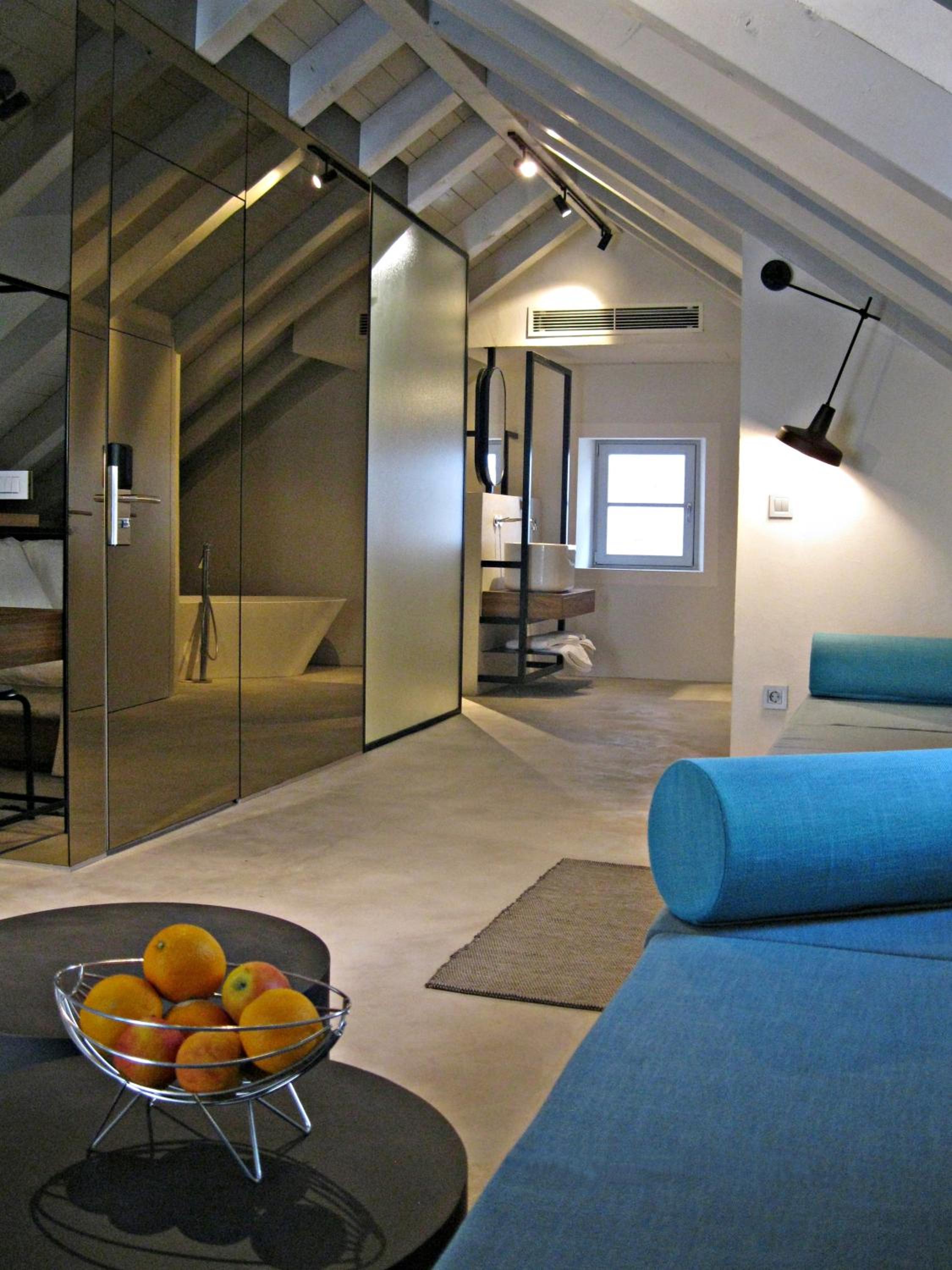 Suite with Balcony and Spa Bath photo 2