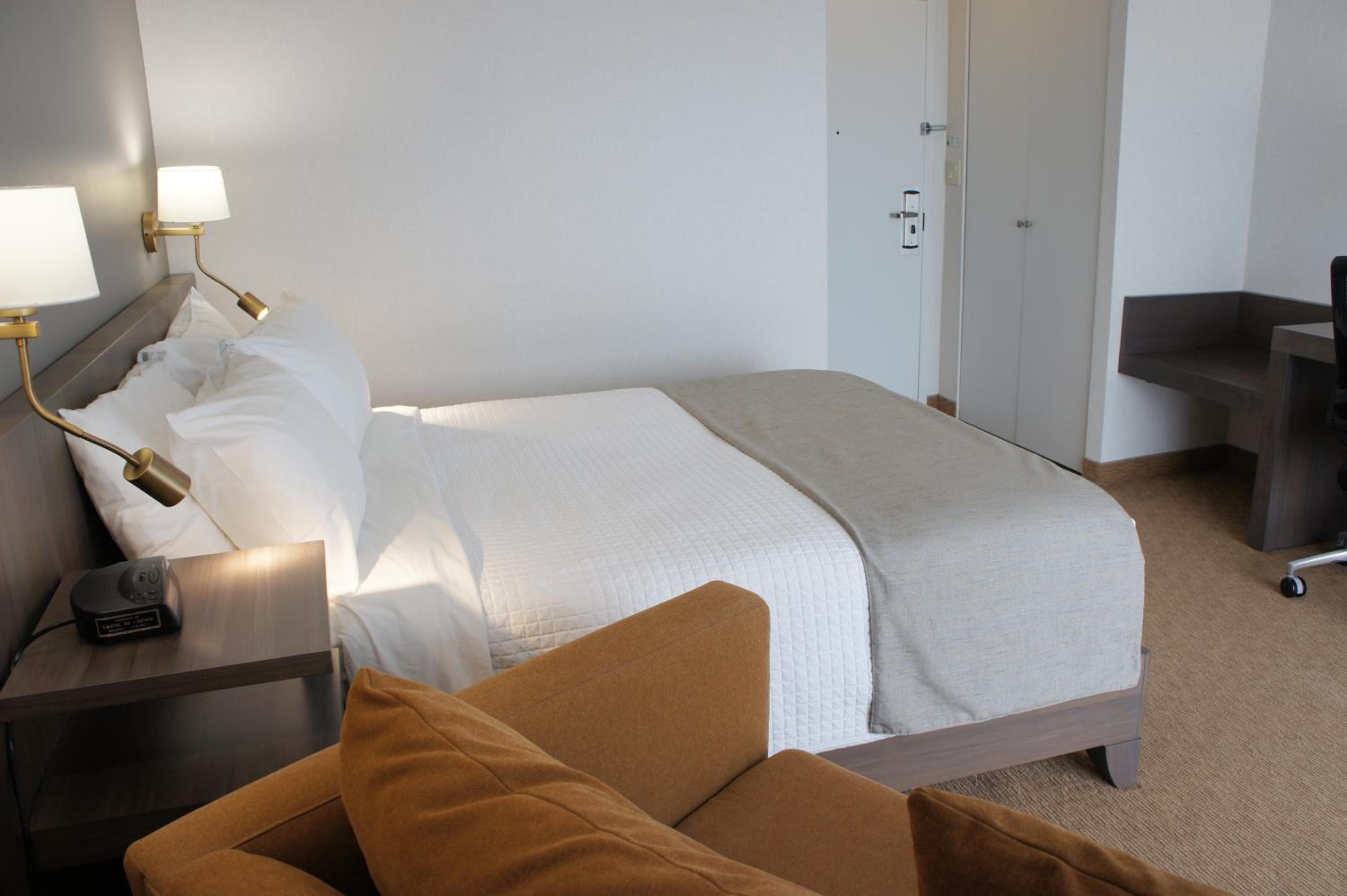 Business Room, Queen-size bed, single sofa-bed photo 3