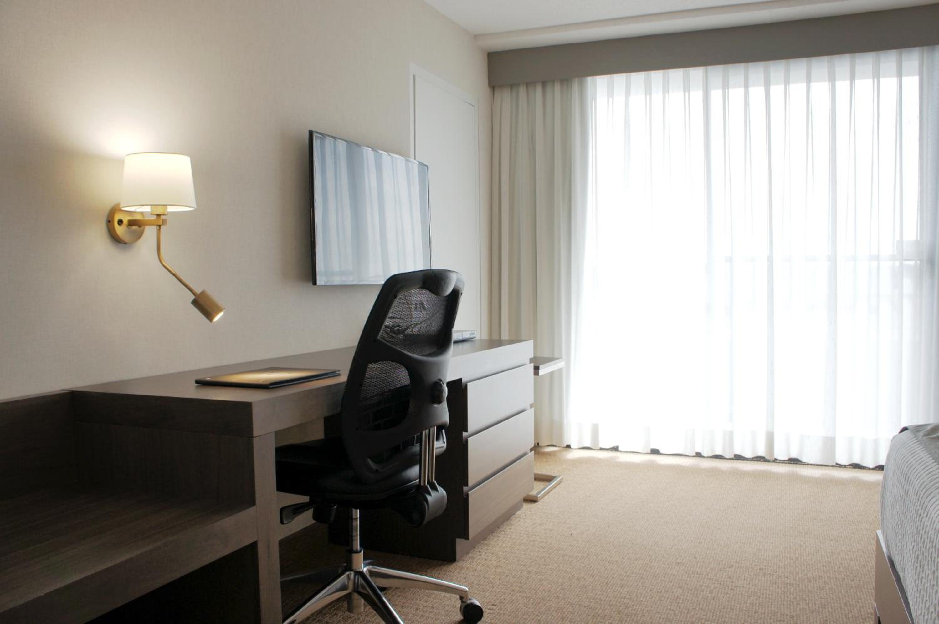 Business Room, Queen-size bed, single sofa-bed photo 2