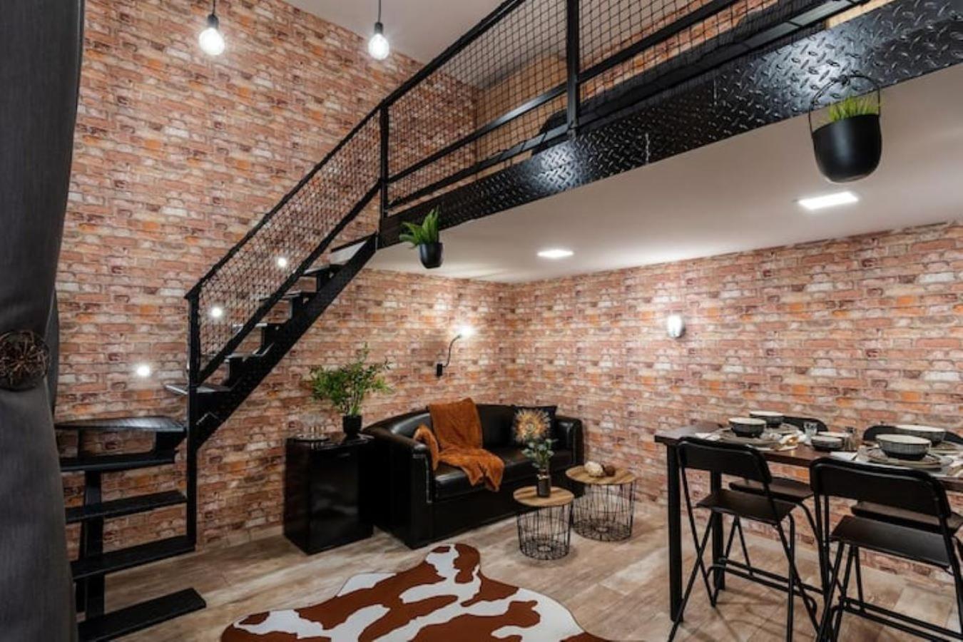 One-Bedroom Apartment - Photo 1