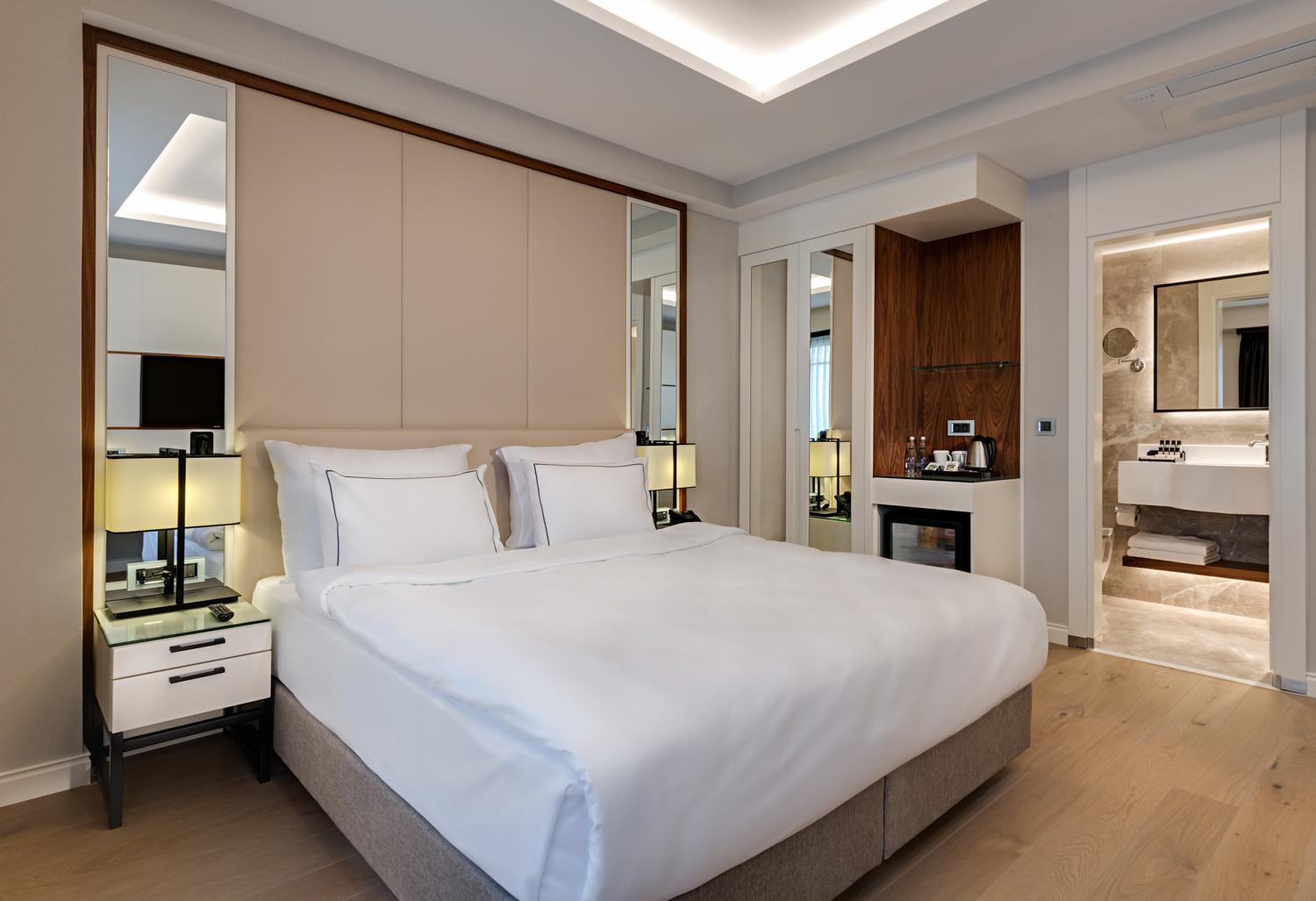 Deluxe Double Room with Balcony photo 2