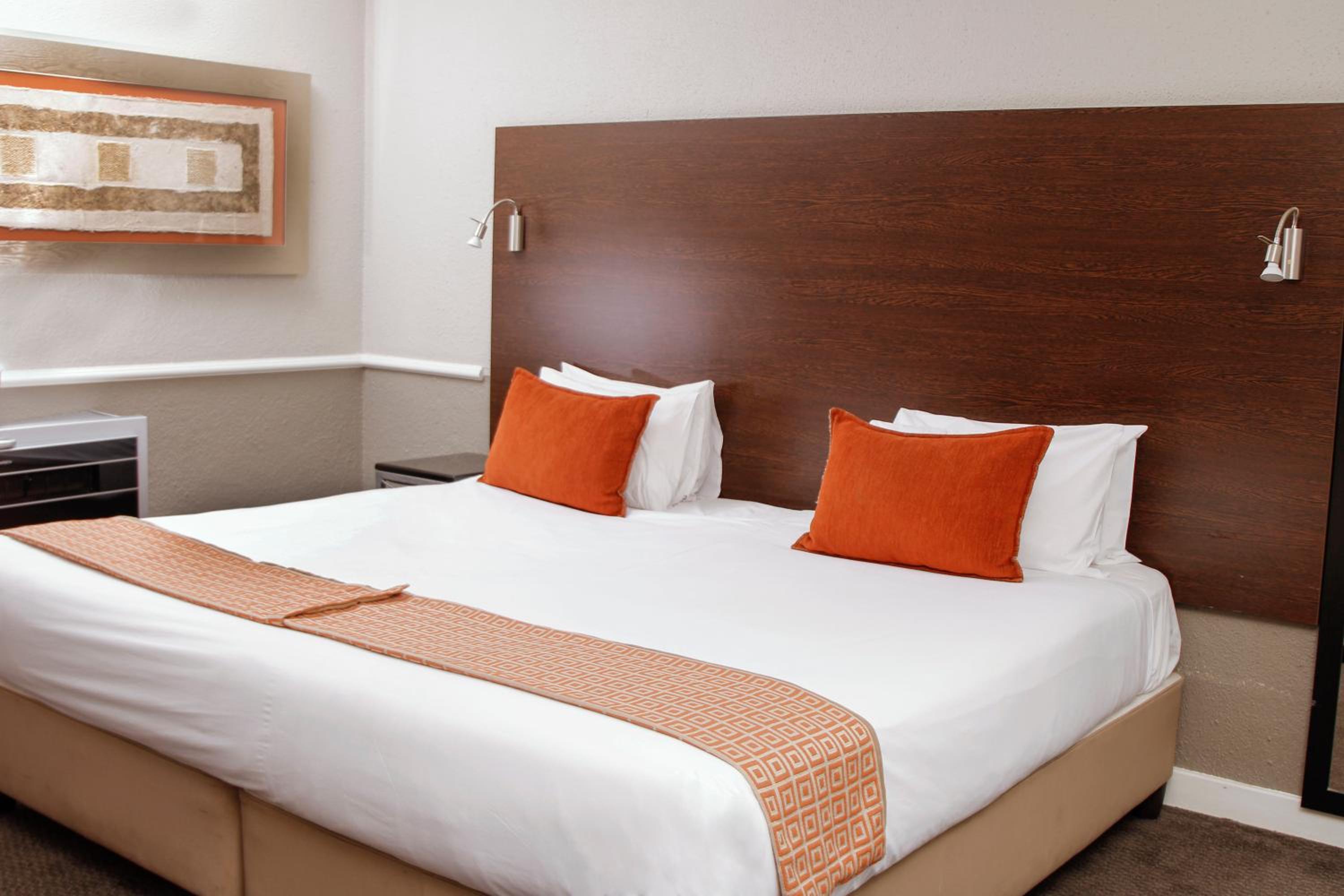 Deluxe King Room with Balcony - Photo 5