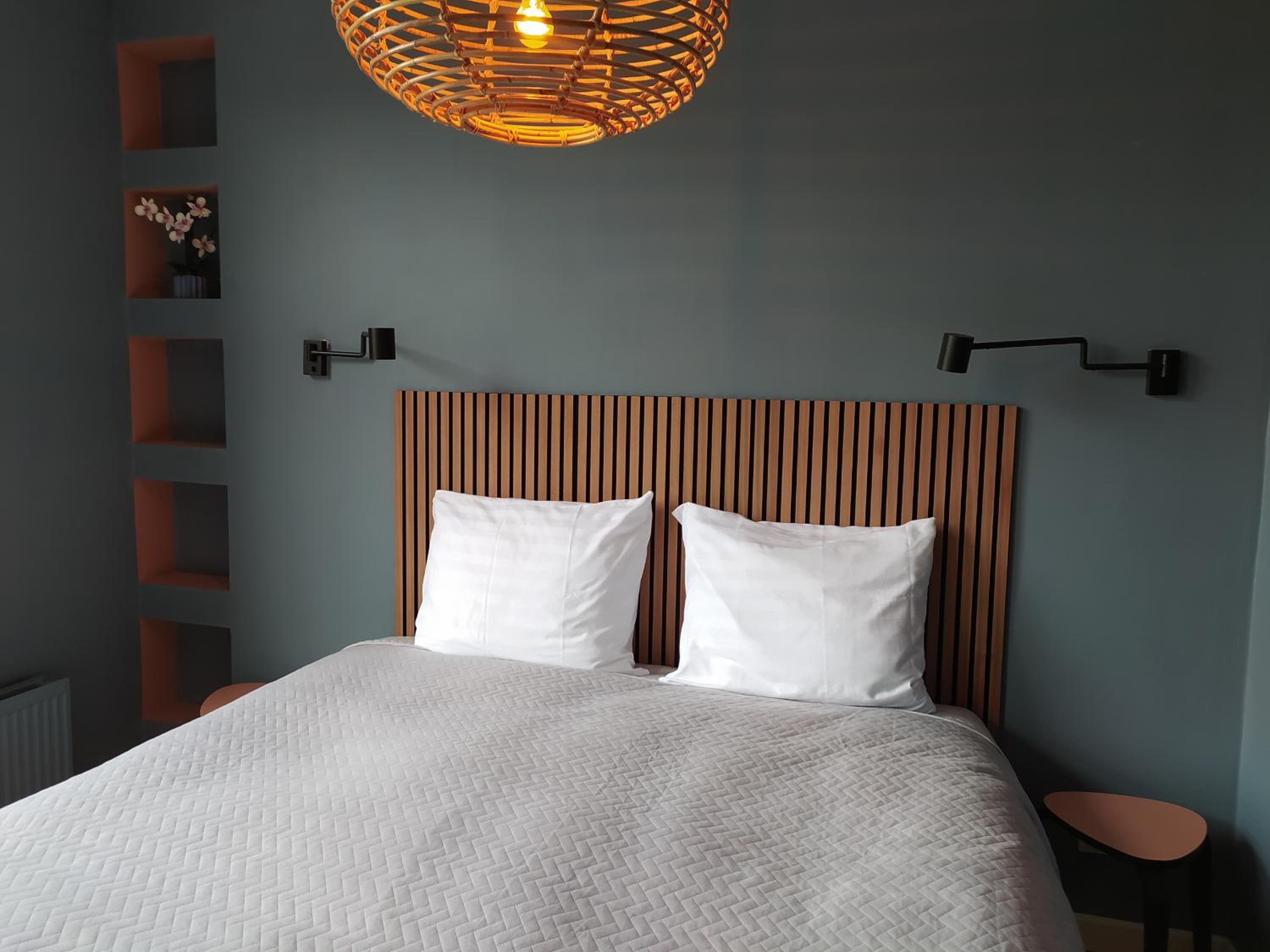One-Bedroom Apartment - Photo 1