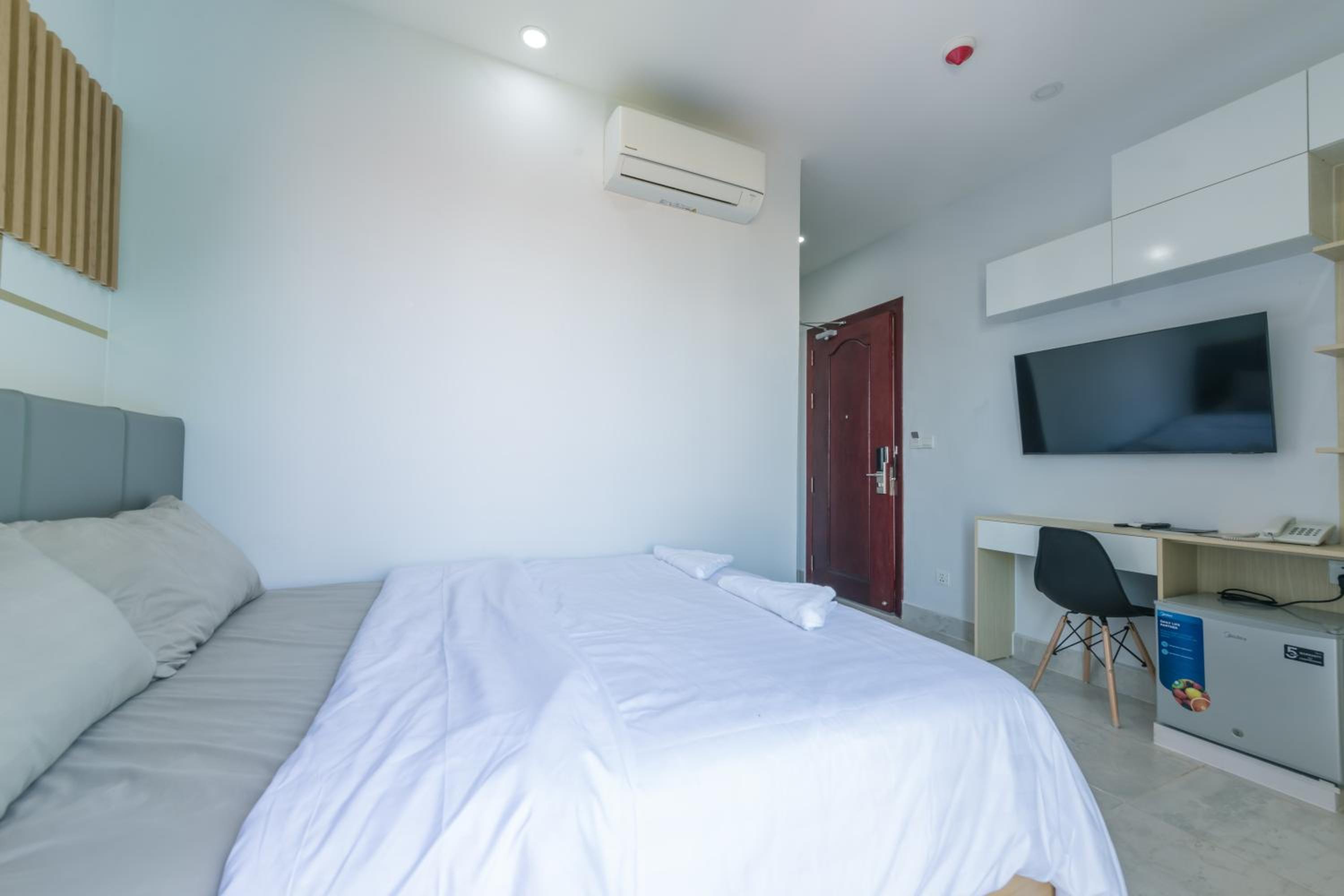Deluxe Double Room with Balcony - Photo 3