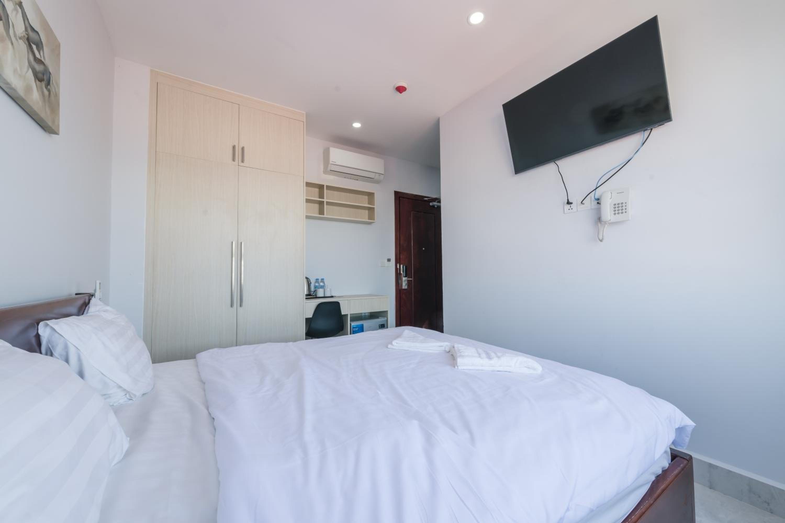 Deluxe Double with Window - Photo 12