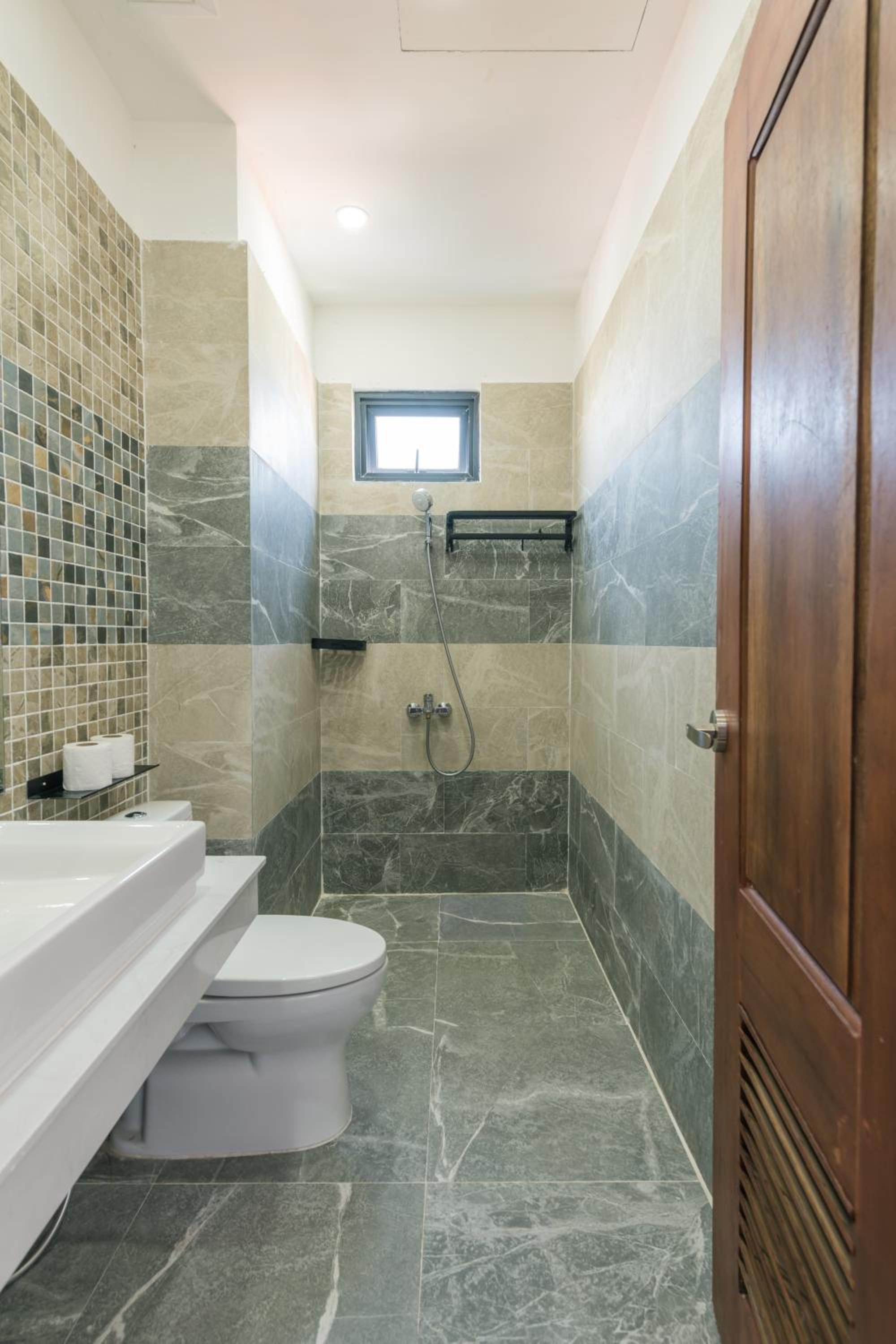 Deluxe Double with Window - Photo 9