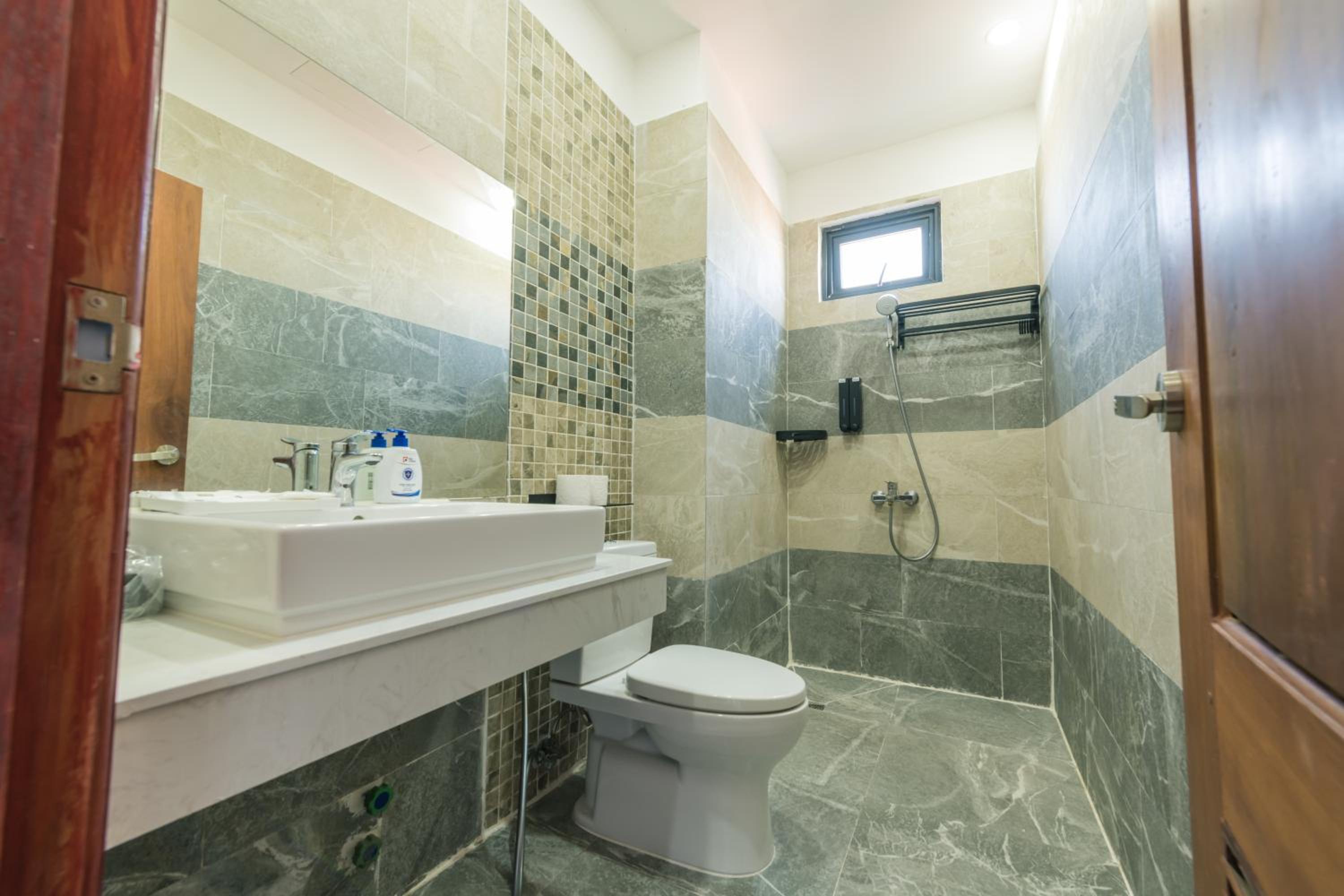 Deluxe Double with Window - Photo 7