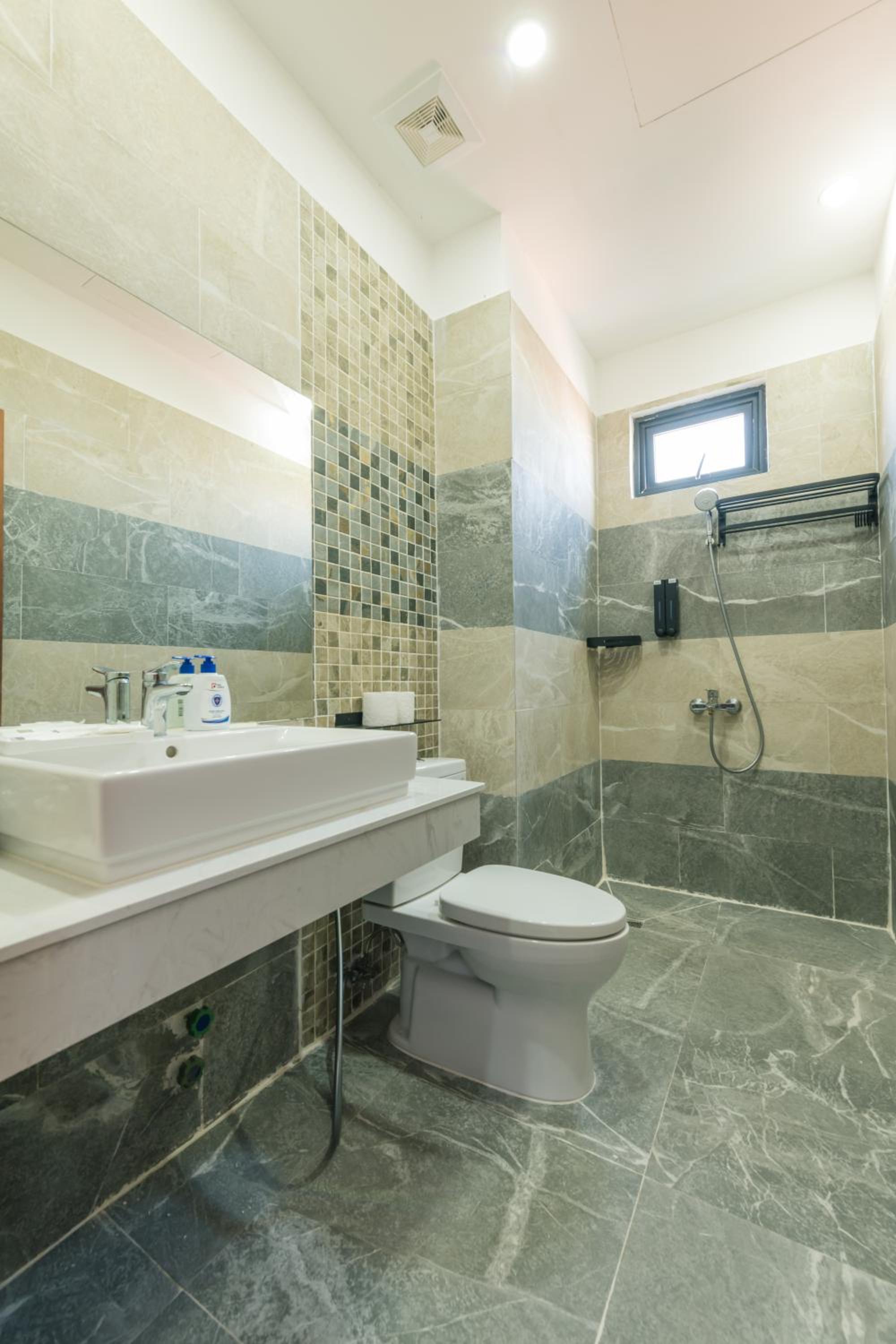 Deluxe Double with Window - Photo 8