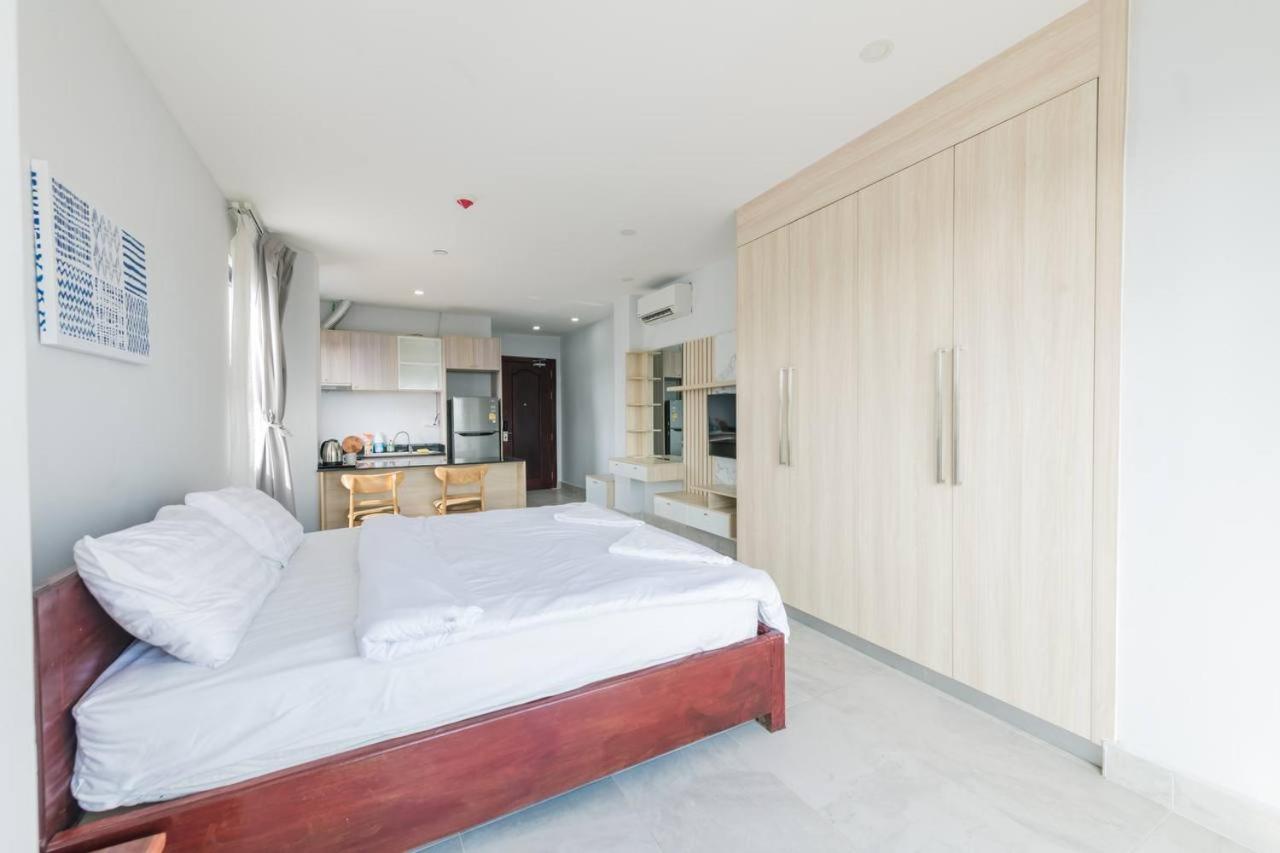 King Studio with Balcony - Photo 7