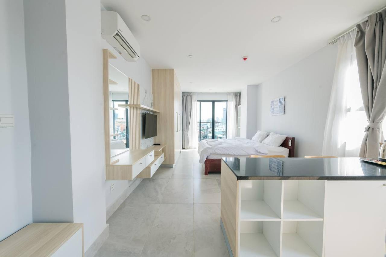 King Studio with Balcony - Photo 1