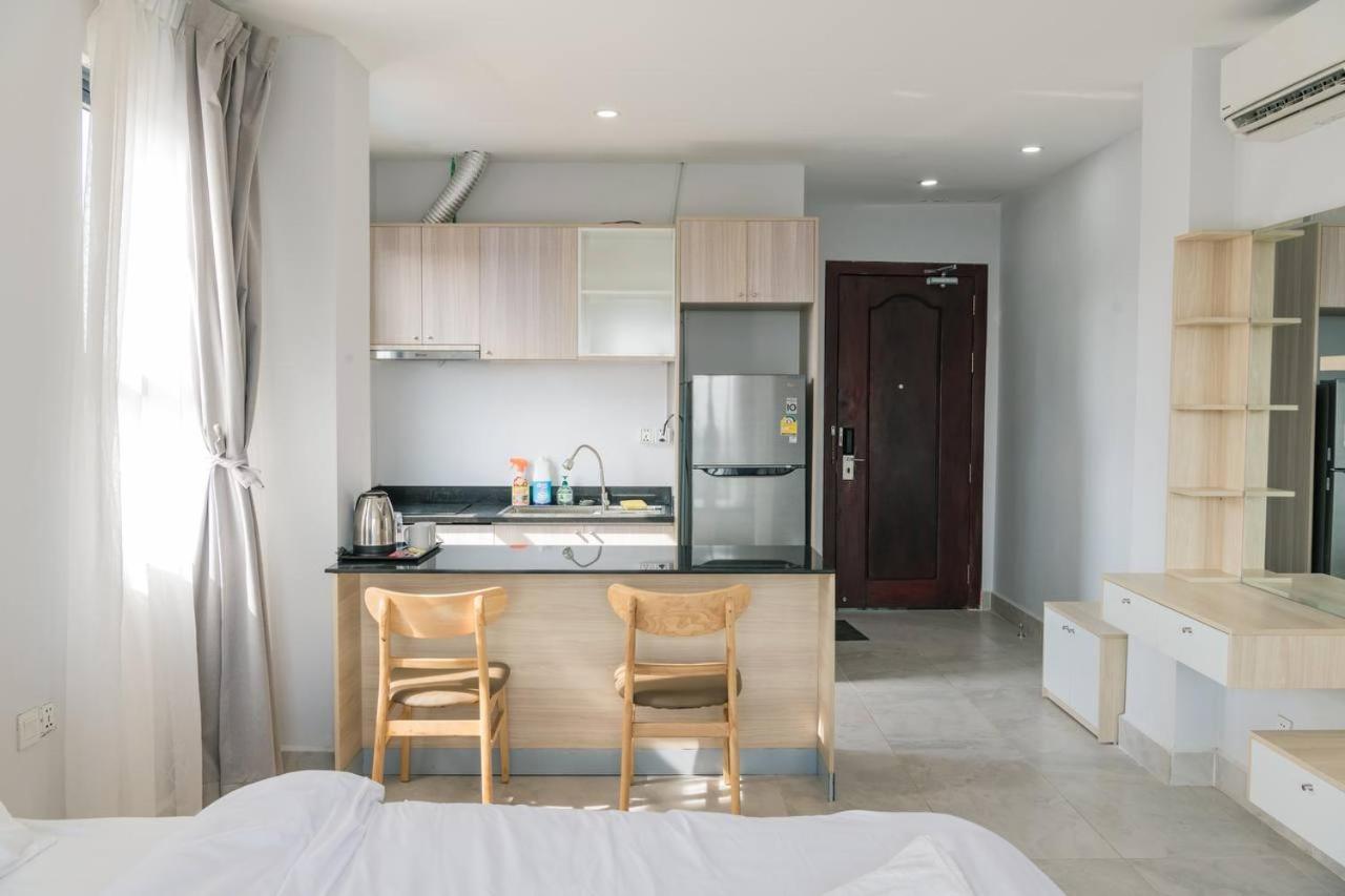 King Studio with Balcony - Photo 13
