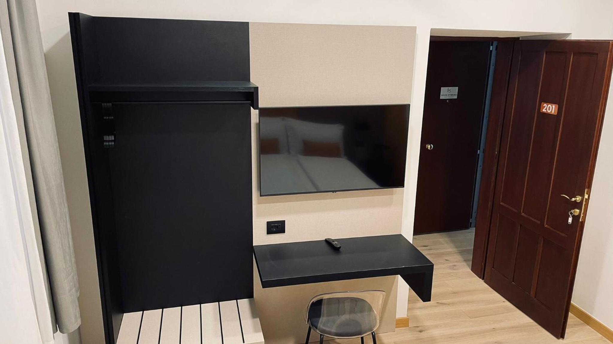 Double Room with Shared Bathroom photo 3